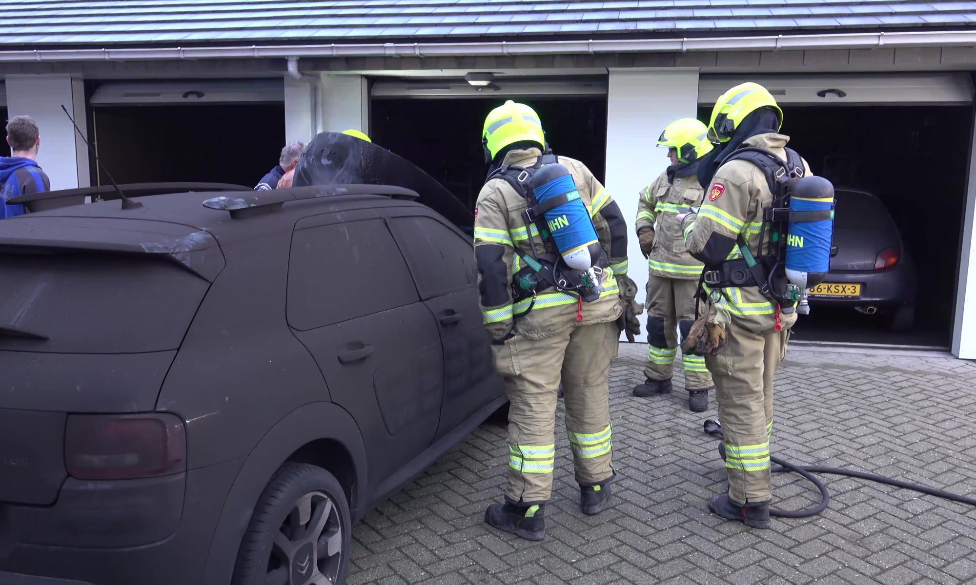 Auto in garagebox aan Groote Geldebosch verwoest door brand 2