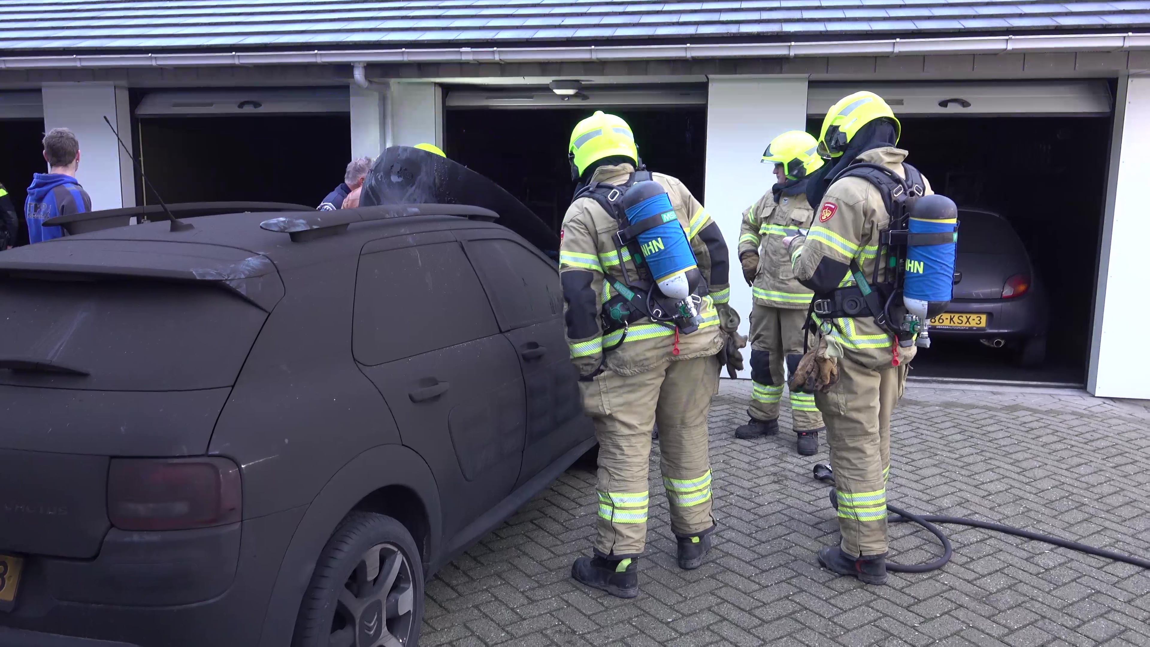 Auto in garagebox aan Groote Geldebosch verwoest door brand 2