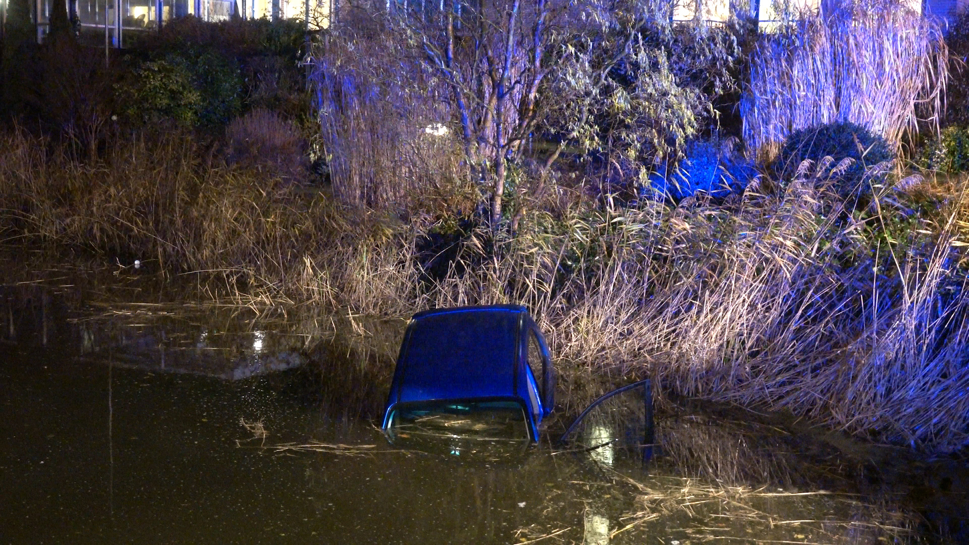 Auto te water bij rotonde Kooimeer in Alkmaar