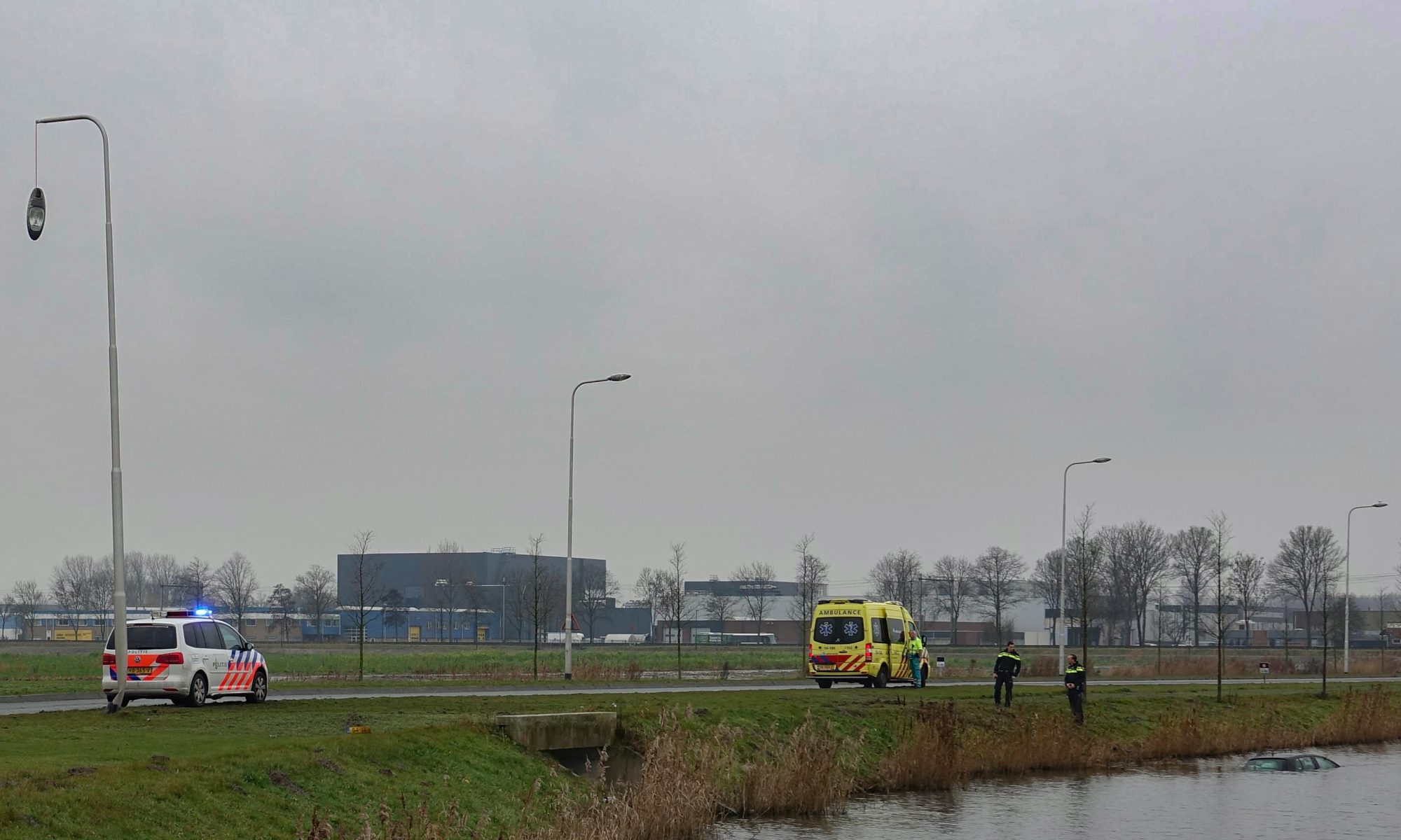 Automobiliste eindigt rit in water langs Westfrisiaweg