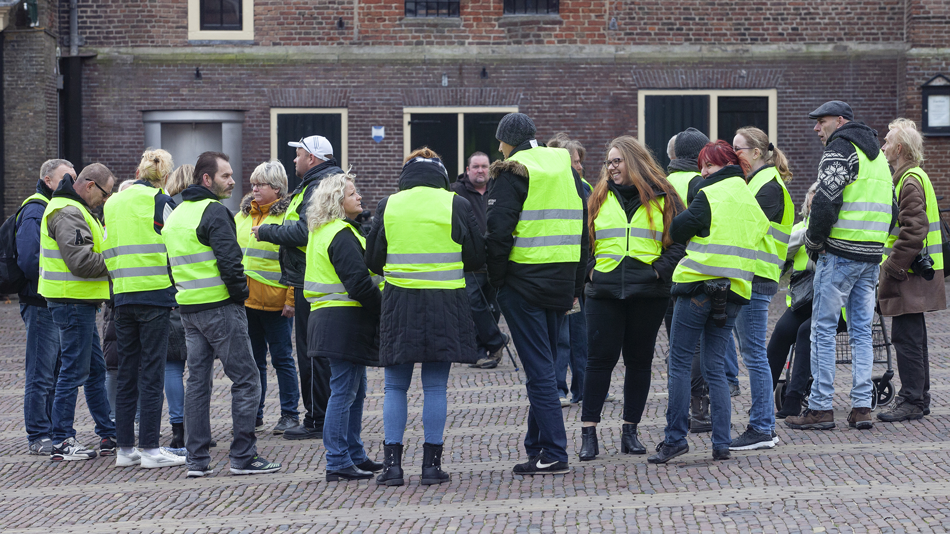 'Gele hesjes' op Waagplein Alkmaar demonstreren tegen hoge belasting