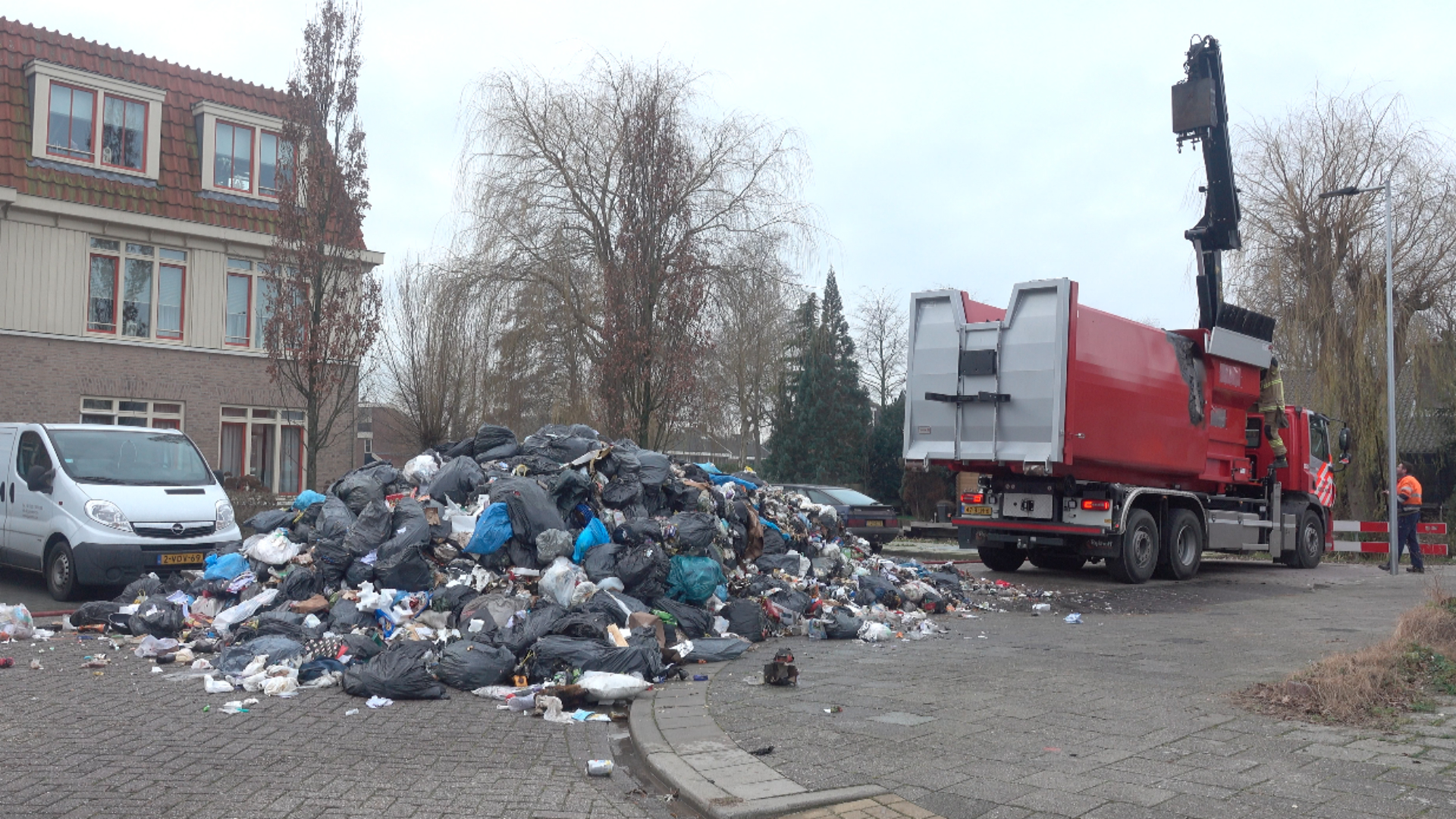 Lading vuil in vuilniswagen vat vlam in De Rijp