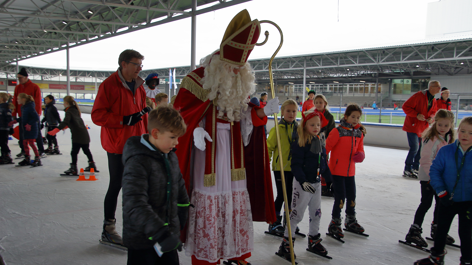 Sint en Piet trekken schaatsen aan bij De Meent Alkmaar