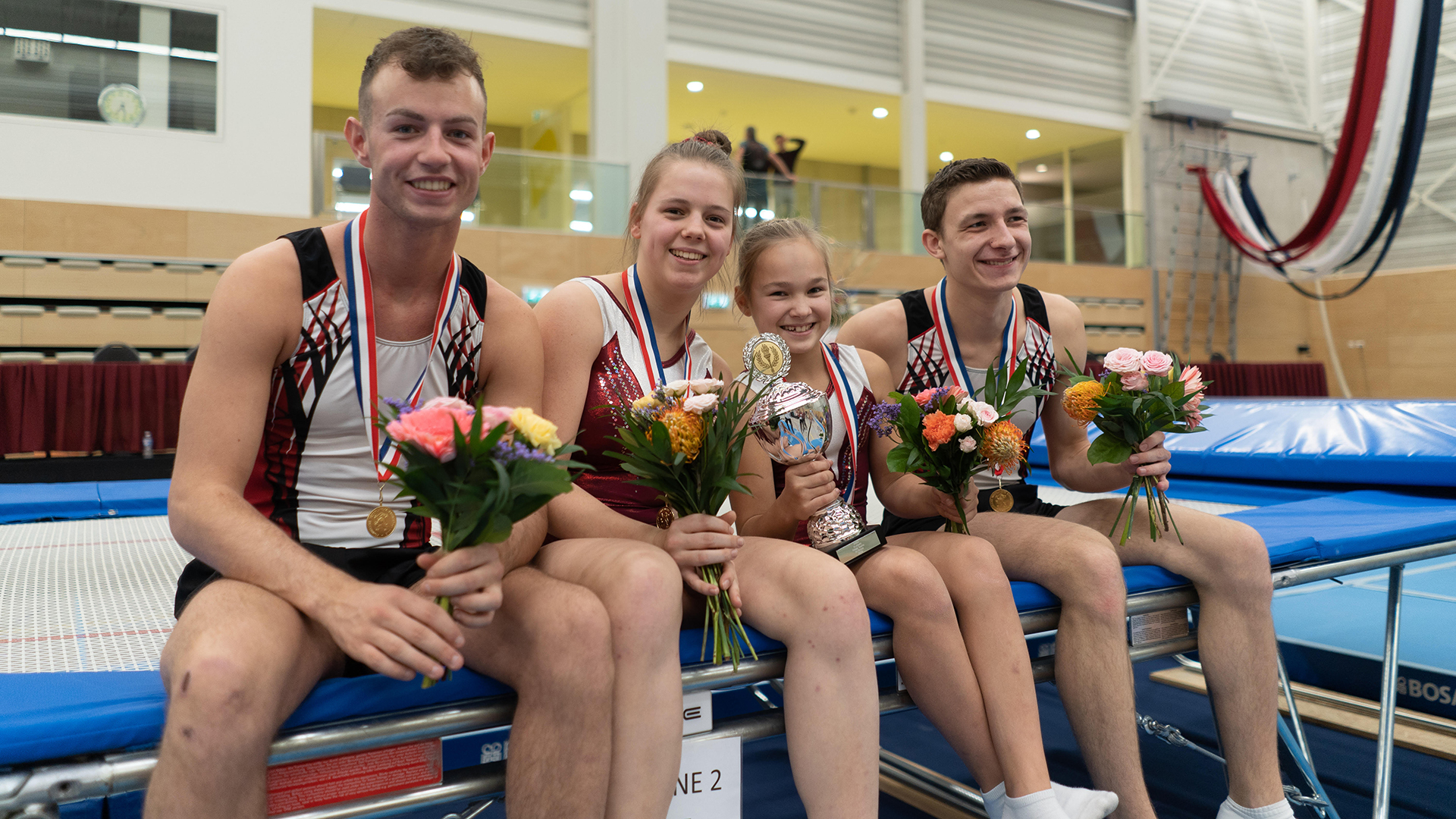 Triffisteams in de prijzen op NK Clubteams trampolinespringen