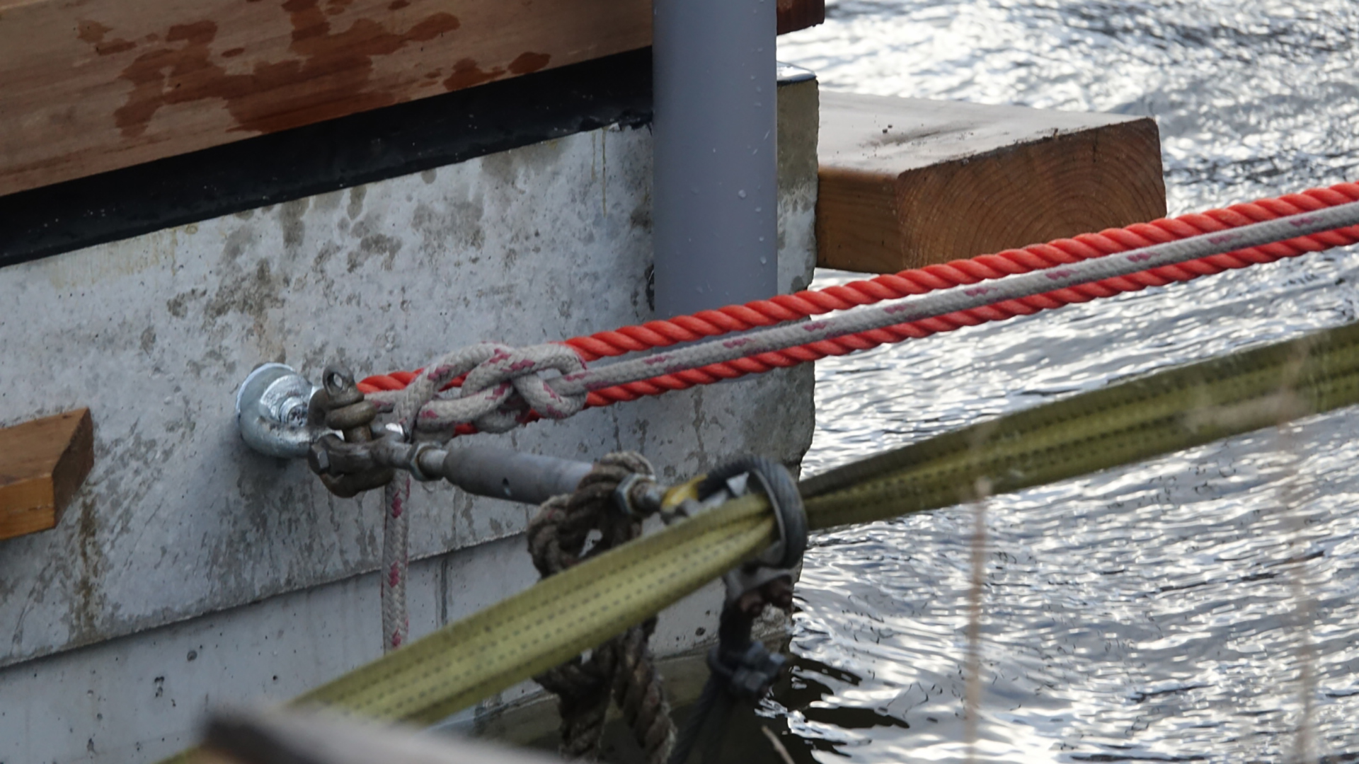 Woonboot losgeraakt van de kant aan Kwakeloever Alkmaar