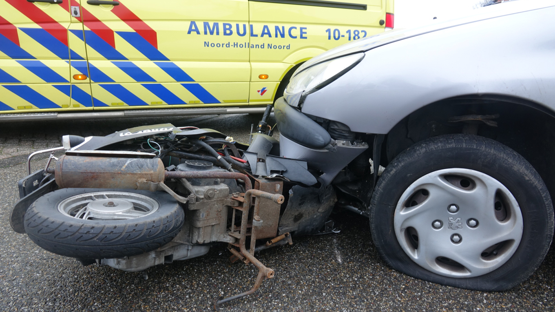 Botsing tussen scooter en auto in Einsteinstraat in Heerhugowaard