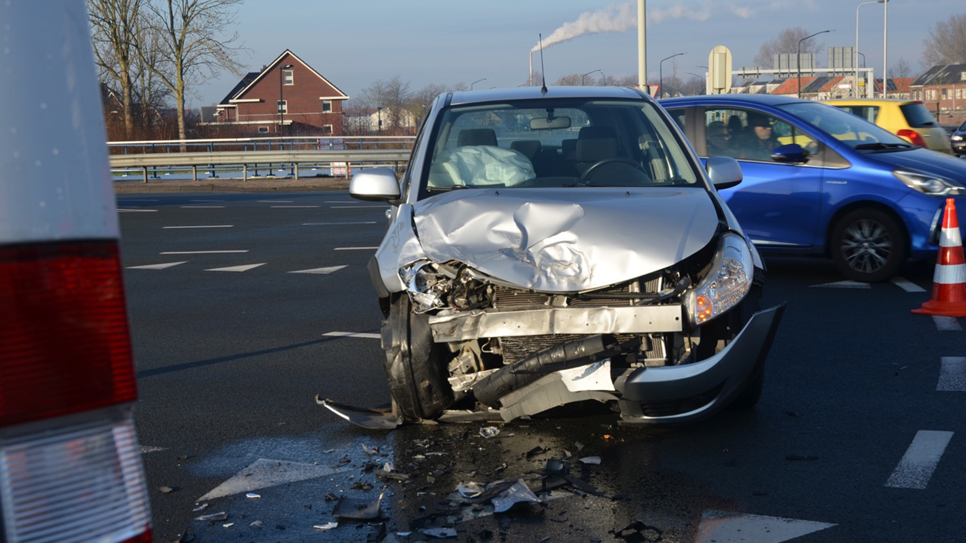 Botsing op N242 door mogelijk negeren rood licht