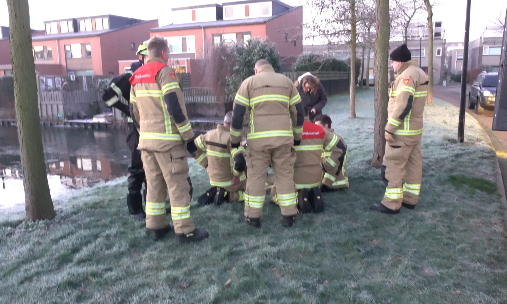 Brandweer redt poesje uit het ijskoude water