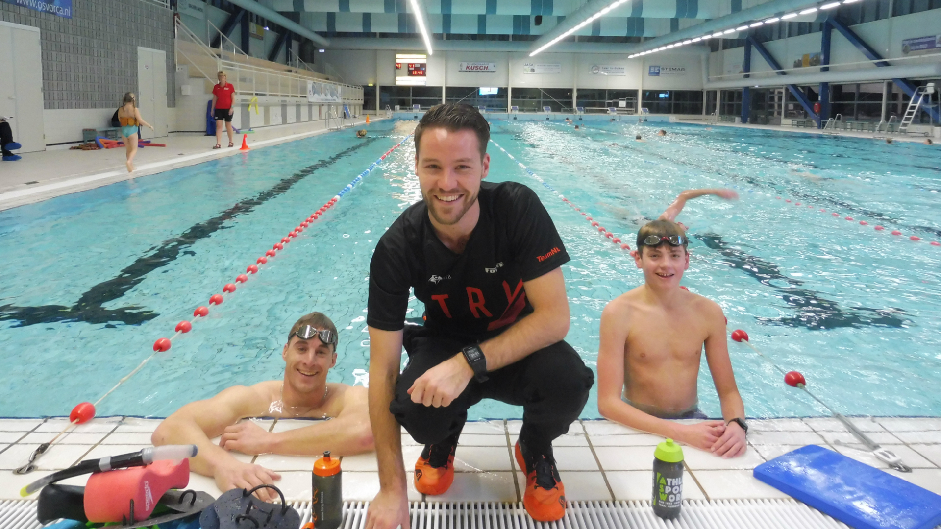 Jonge talenten van Alkmaars RTC Triatlon trainen in Hoornse Vaart