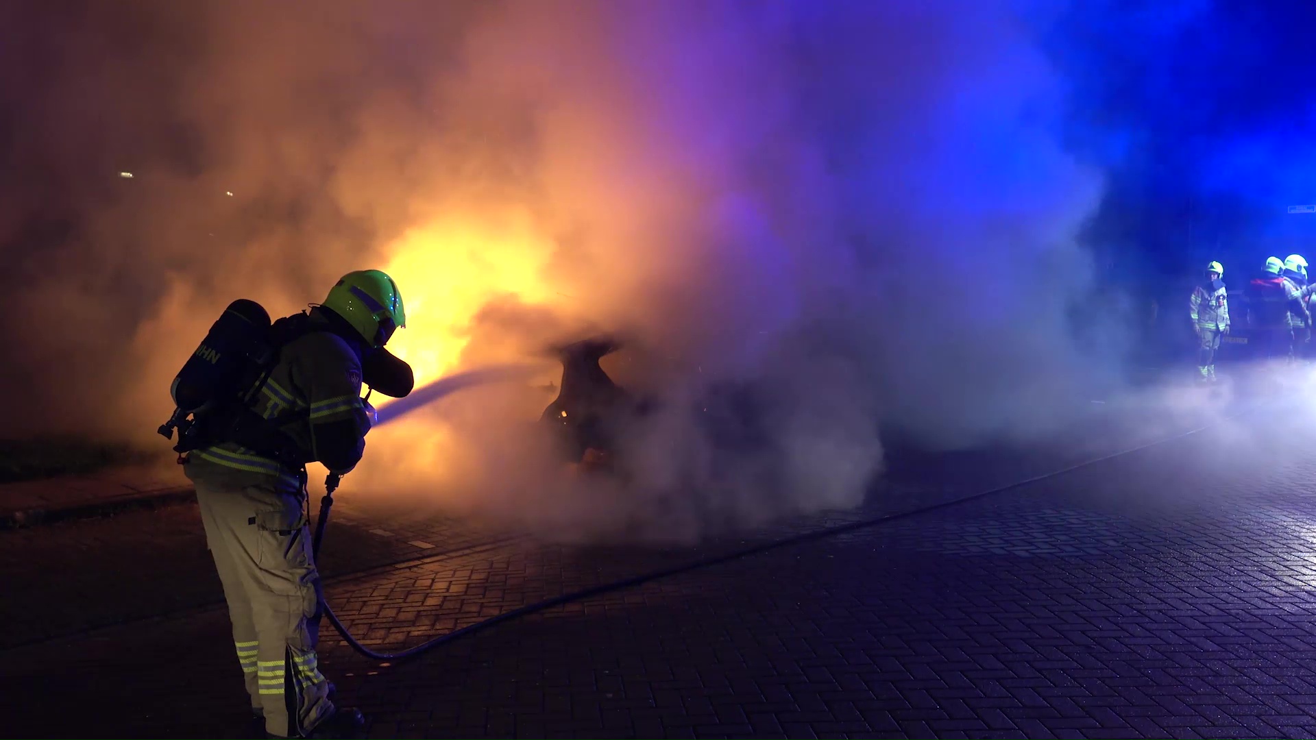 Auto gaat in vlammen op in Tulpenstraat Noord Scharwoude