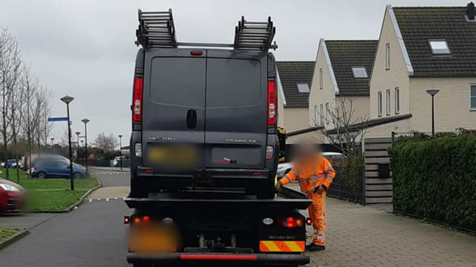 Bestelauto met foute administratie weggesleept in Stad van de Zon