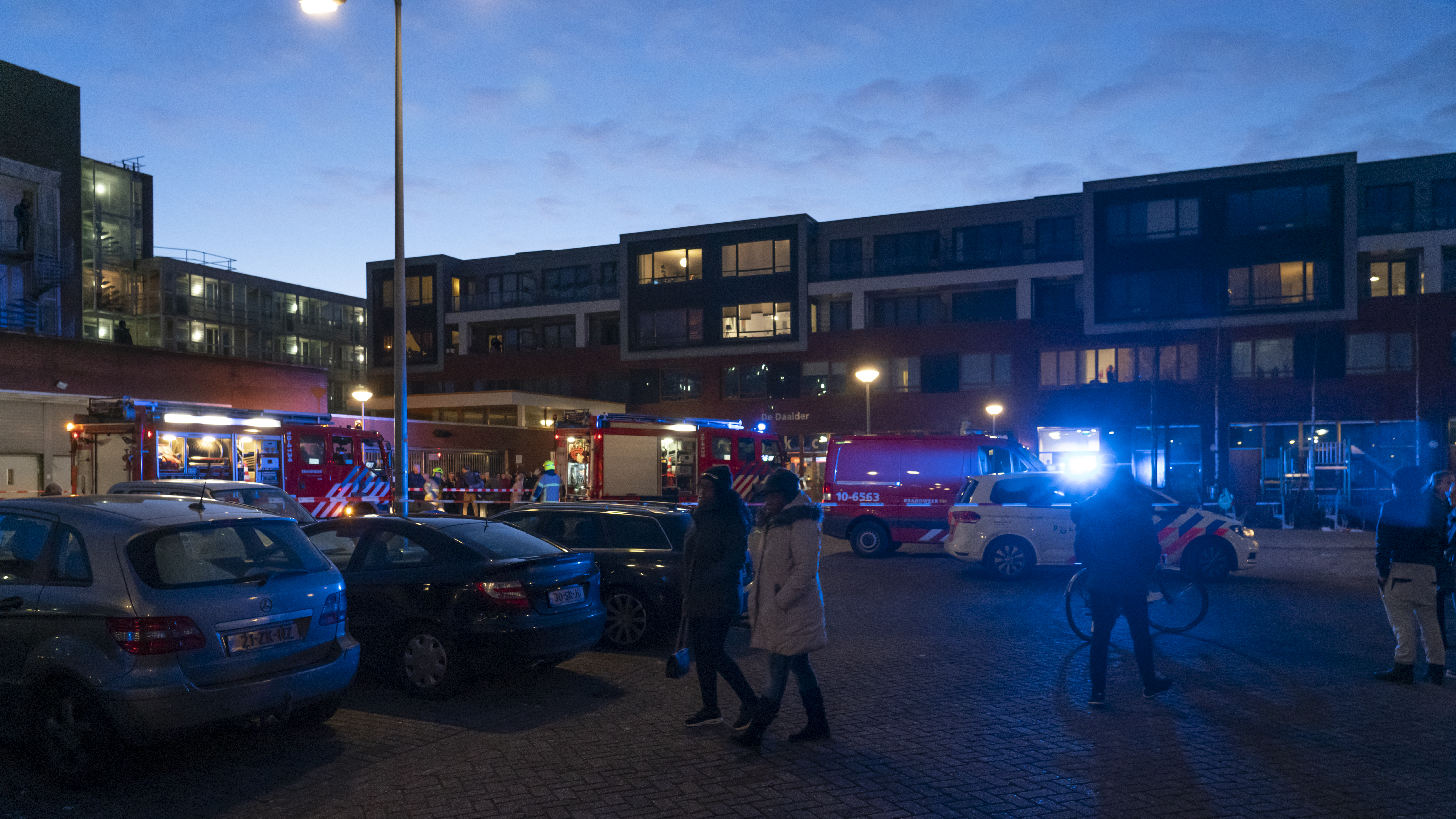 Brandweer vind na flink zoeken oorzaak schroeilucht en rook in wijkcentrum De Daalder