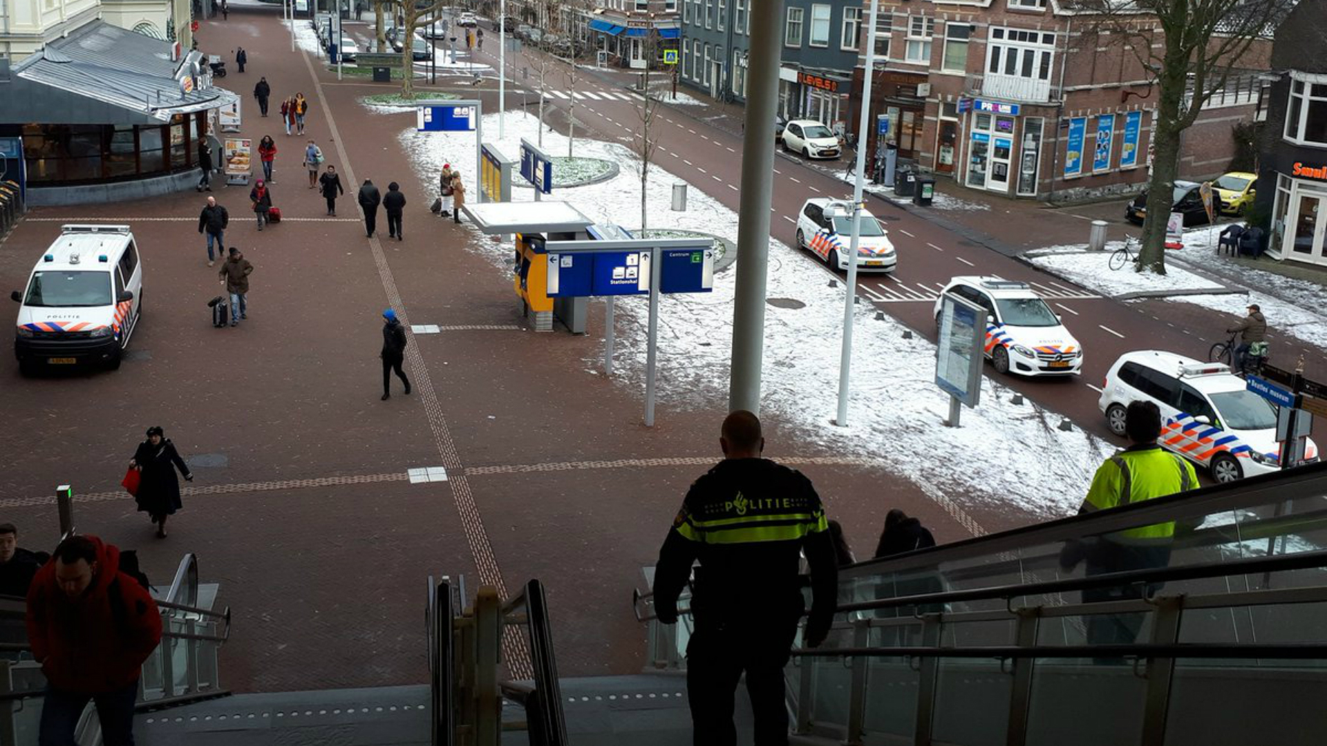 Politie controleert trein op station Alkmaar