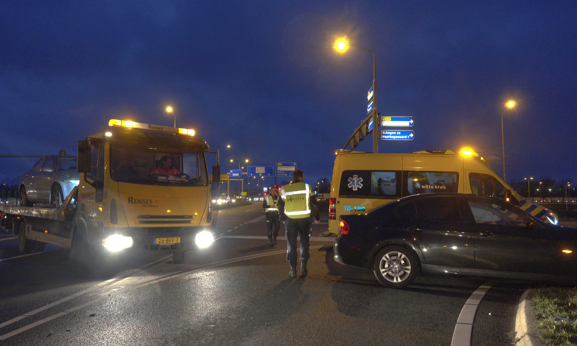 Rotzooi en vloeistoffen op wegdek na aanrijding op kruising N244/N243