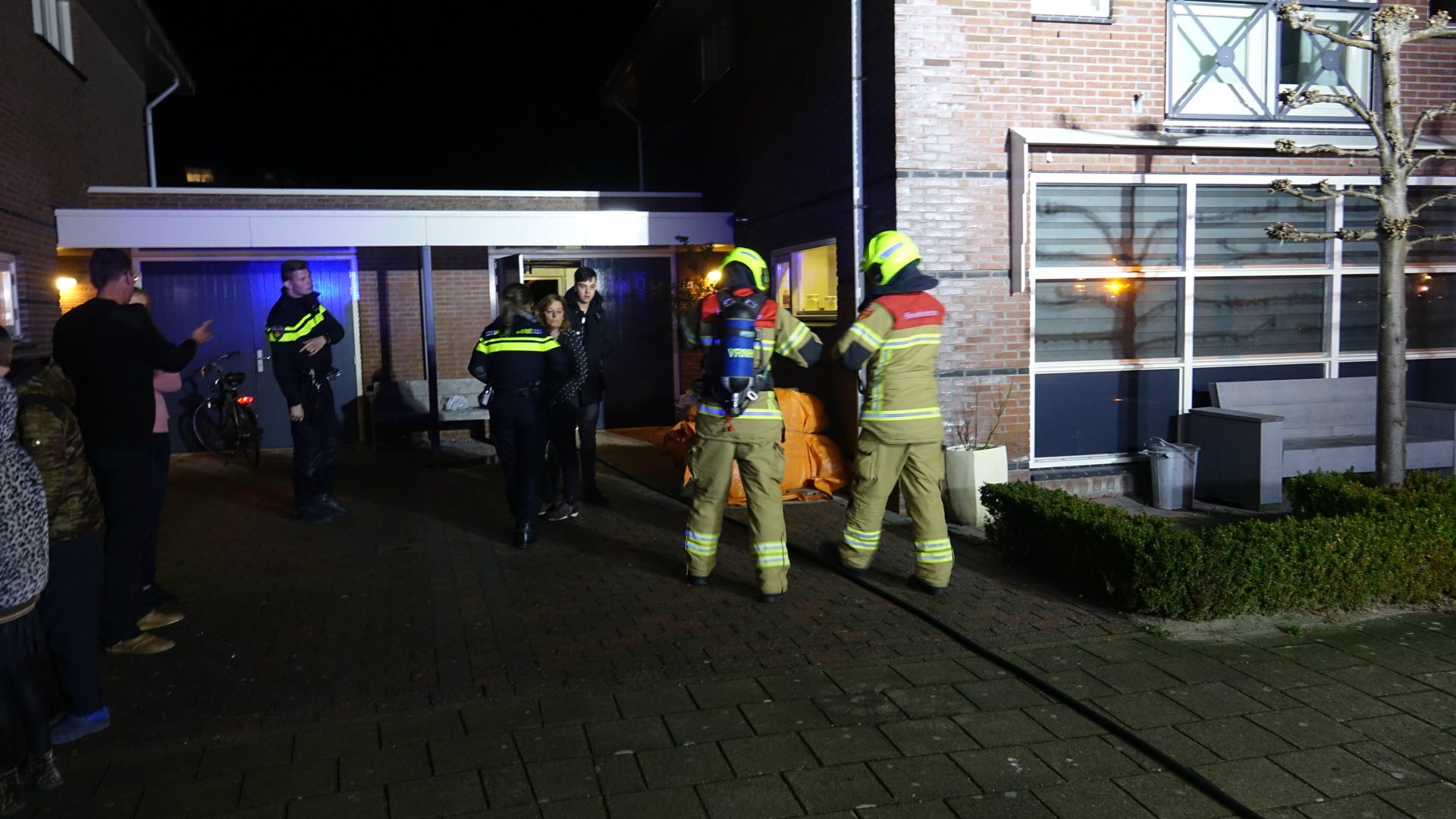 Tuinset vat vlam door vuurwerk in Noord-Scharwoude