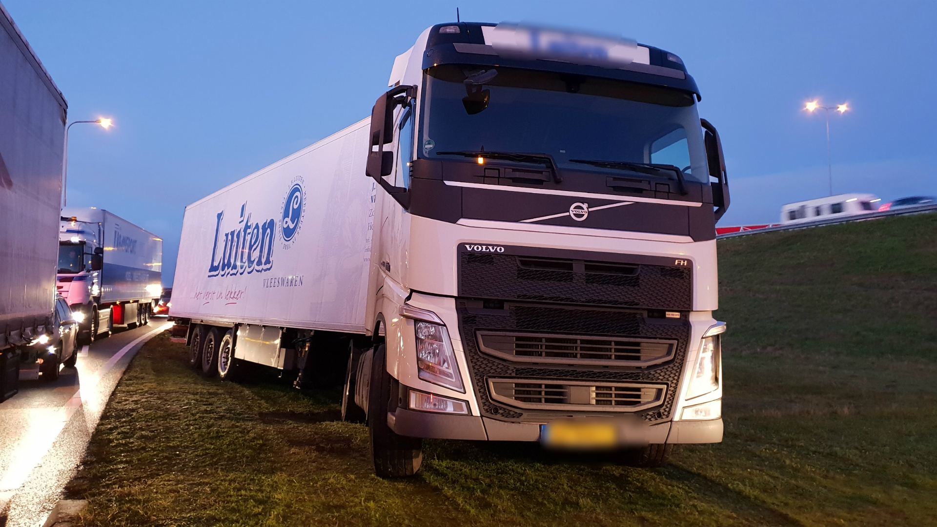 Vrachtwagen vast in gras bij Boekelermeer