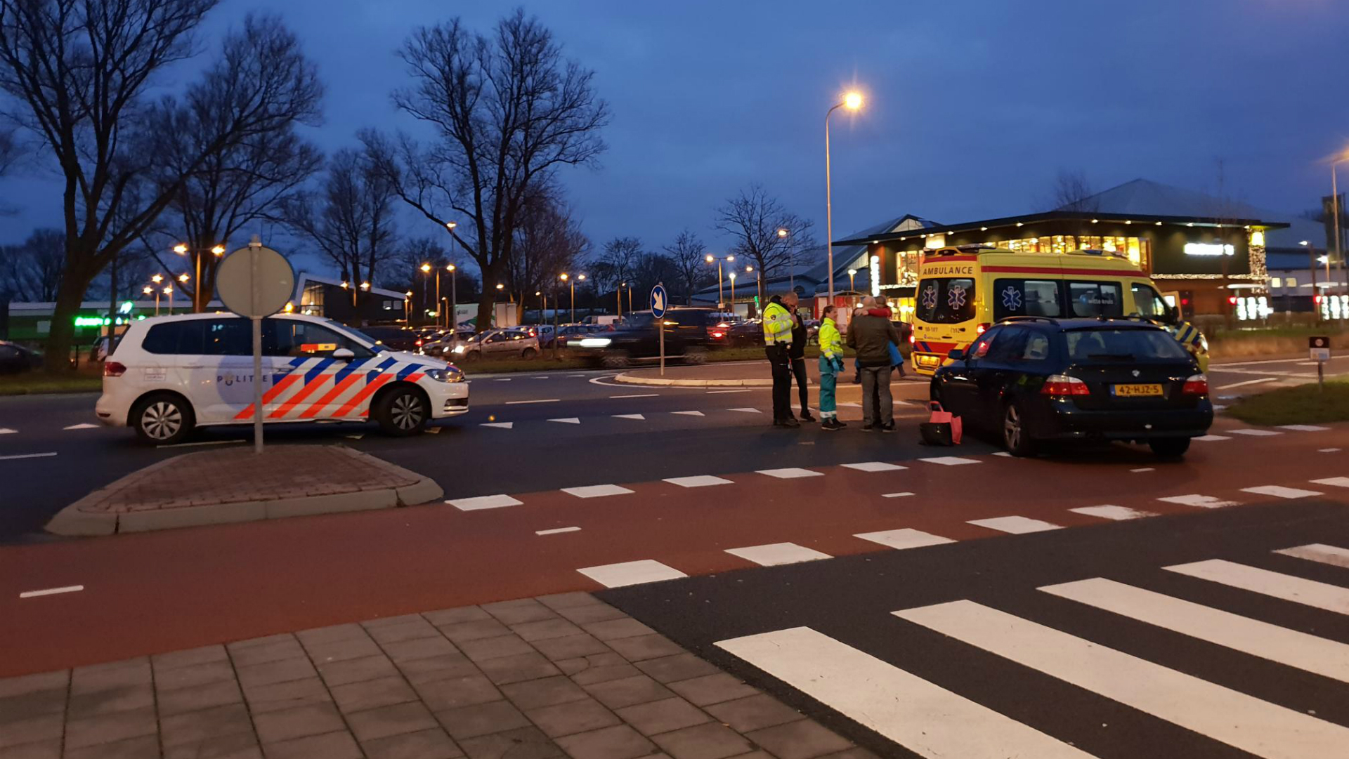 Vrouw op scooter aangereden door automobiliste op Terborchlaan in Alkmaar