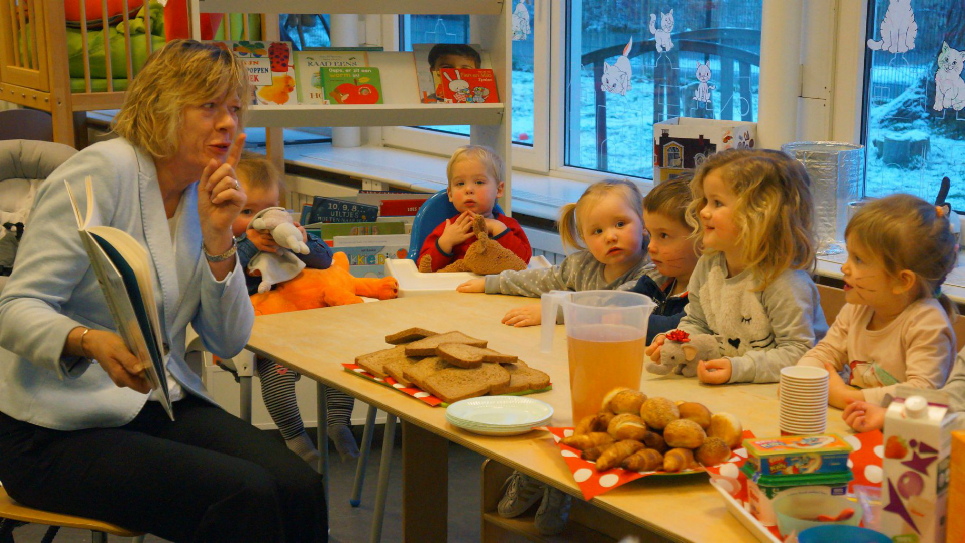 Wethouders Stam en Does lezen voor op Waardse kinderdagverblijven