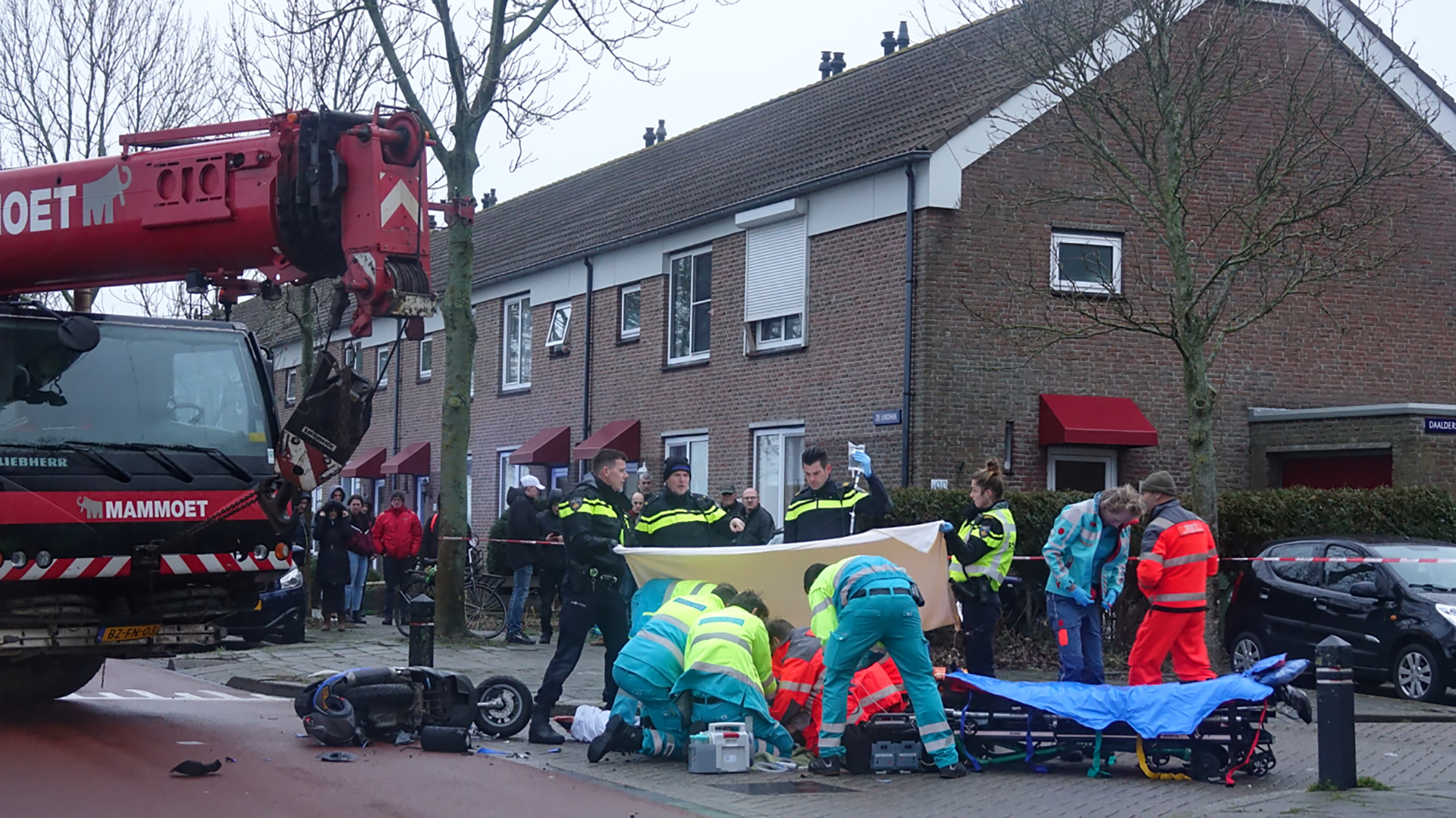 Scooterrijder raakt ernstig gewond bij aanrijding met Mammoet telekraan