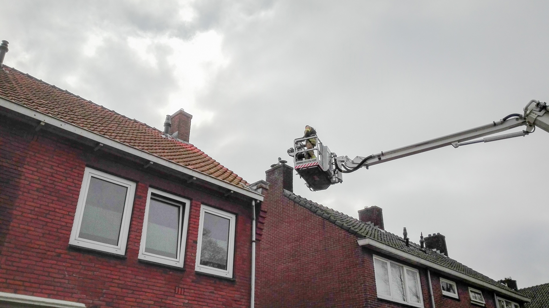 Brandweer kan vogel niet uit schoorsteen aan De Ruijterstraat redden