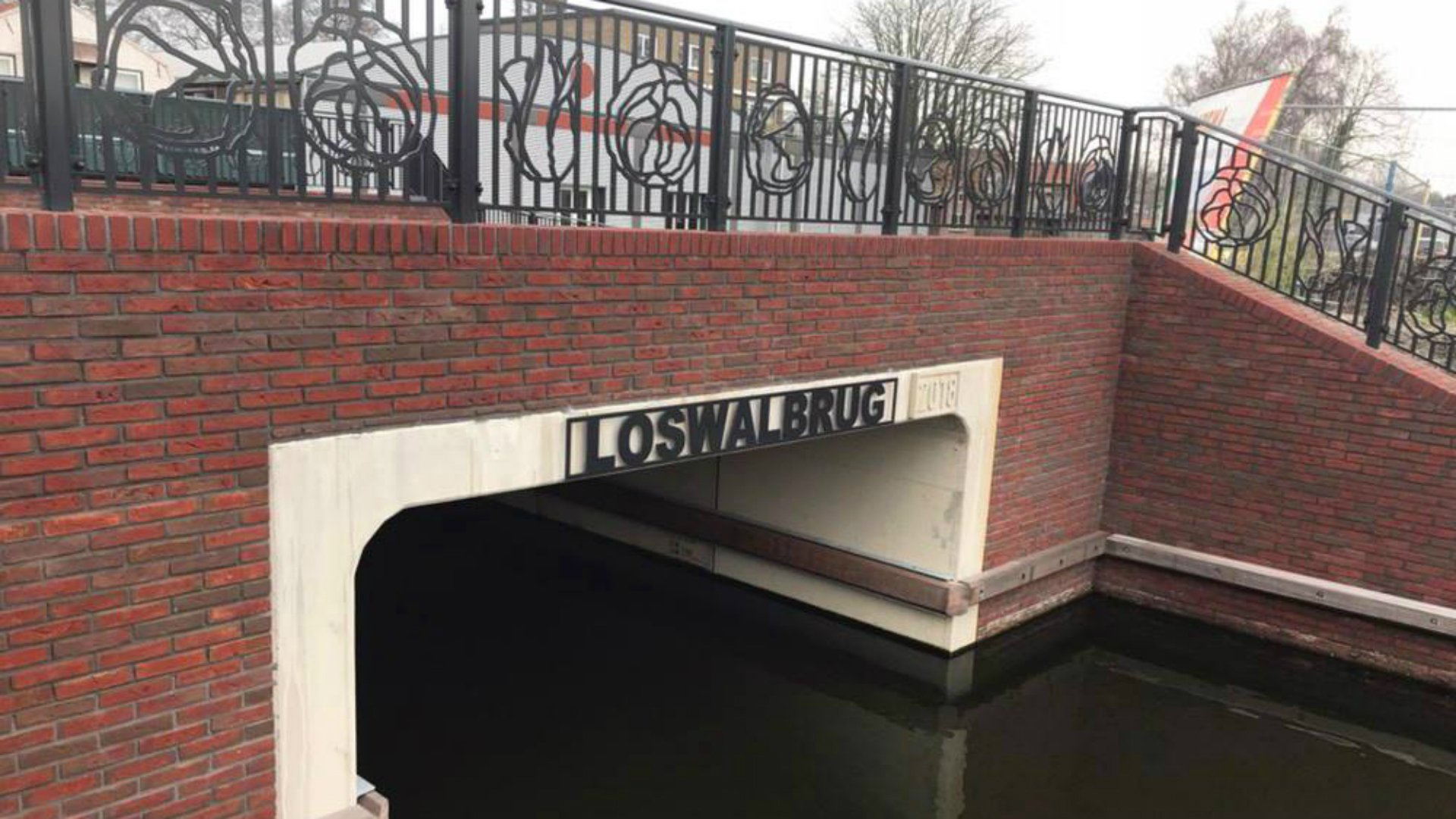 Bordje 'Loswalbrug' gemonteerd op nieuwe duikerbrug Noord-Scharwoude