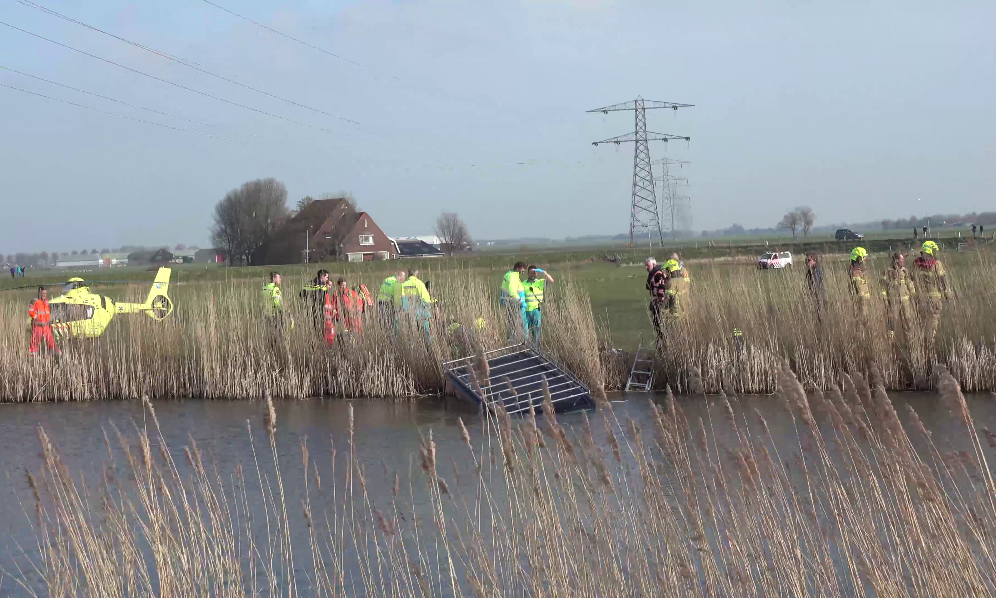 Busje te water langs Oostdijk, bestuurder onderkoeld afgevoerd (VIDEO)