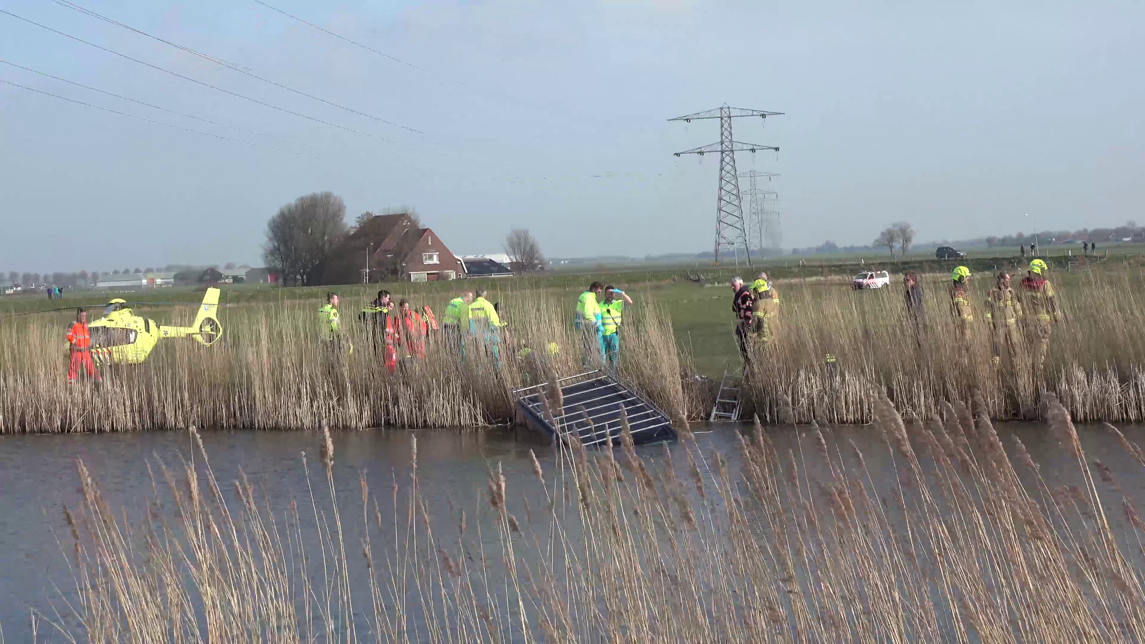 Busje te water langs Oostdijk, bestuurder onderkoeld afgevoerd (VIDEO)