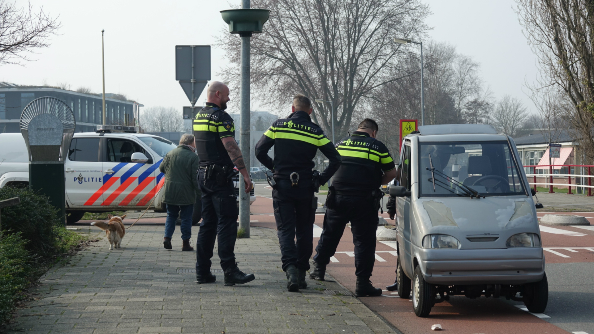 Canta op zijn kant na raken stoeprand bij kruising Rekerdijk/Drechterwaard in Alkmaar