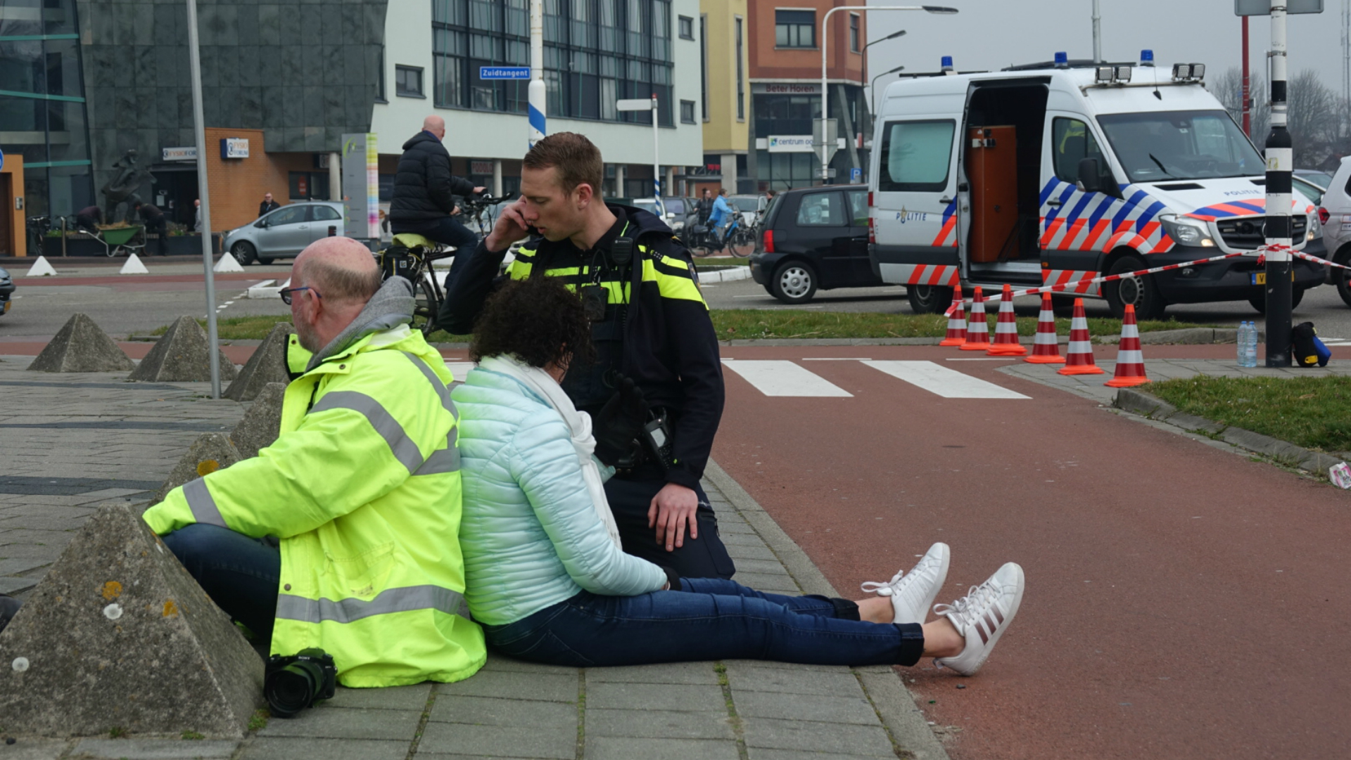 Fietsster valt met hoofd op punt van betonblok op Stationsplein in Heerhugowaard