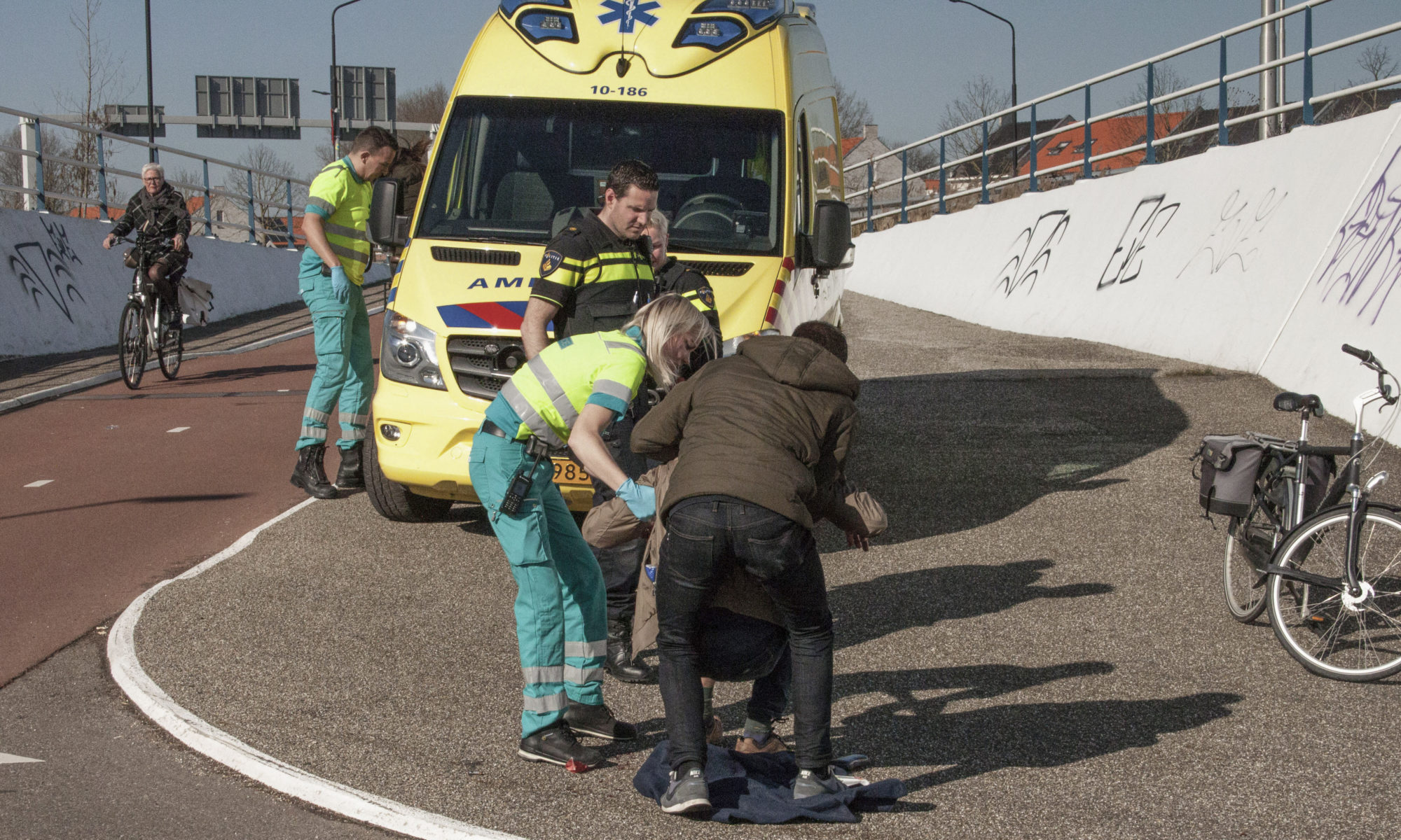 Niet goed genomen bocht leidt tot fikse hoofdwond fietser