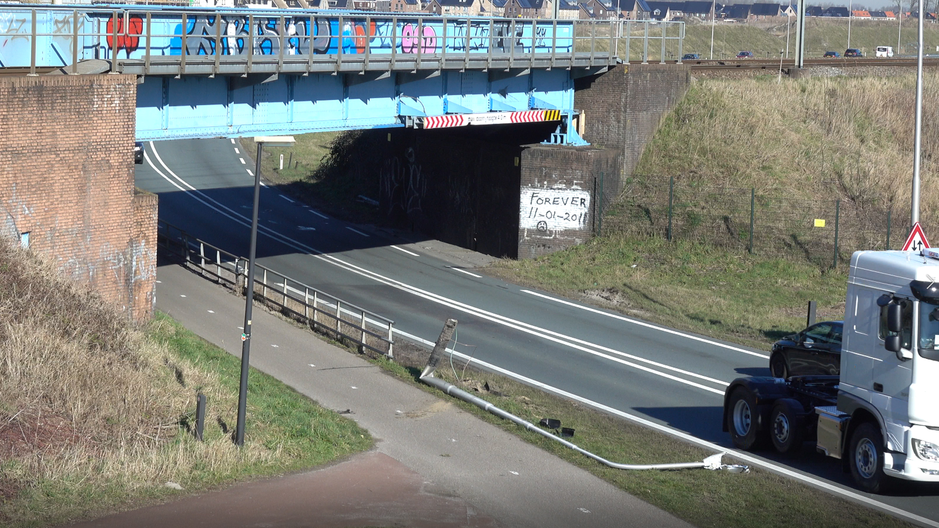 Verschoven lading rukt lantaarnpaal langs N242 uit de grond (VIDEO)