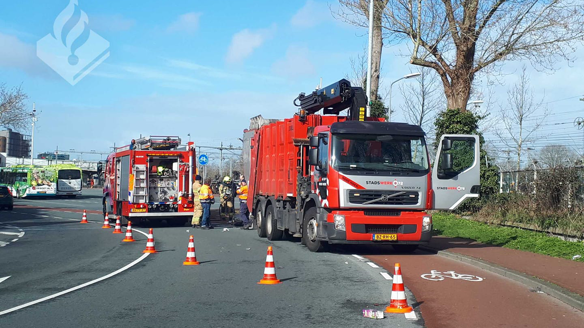 Brand in vuilniswagen op Stationsweg in Alkmaar