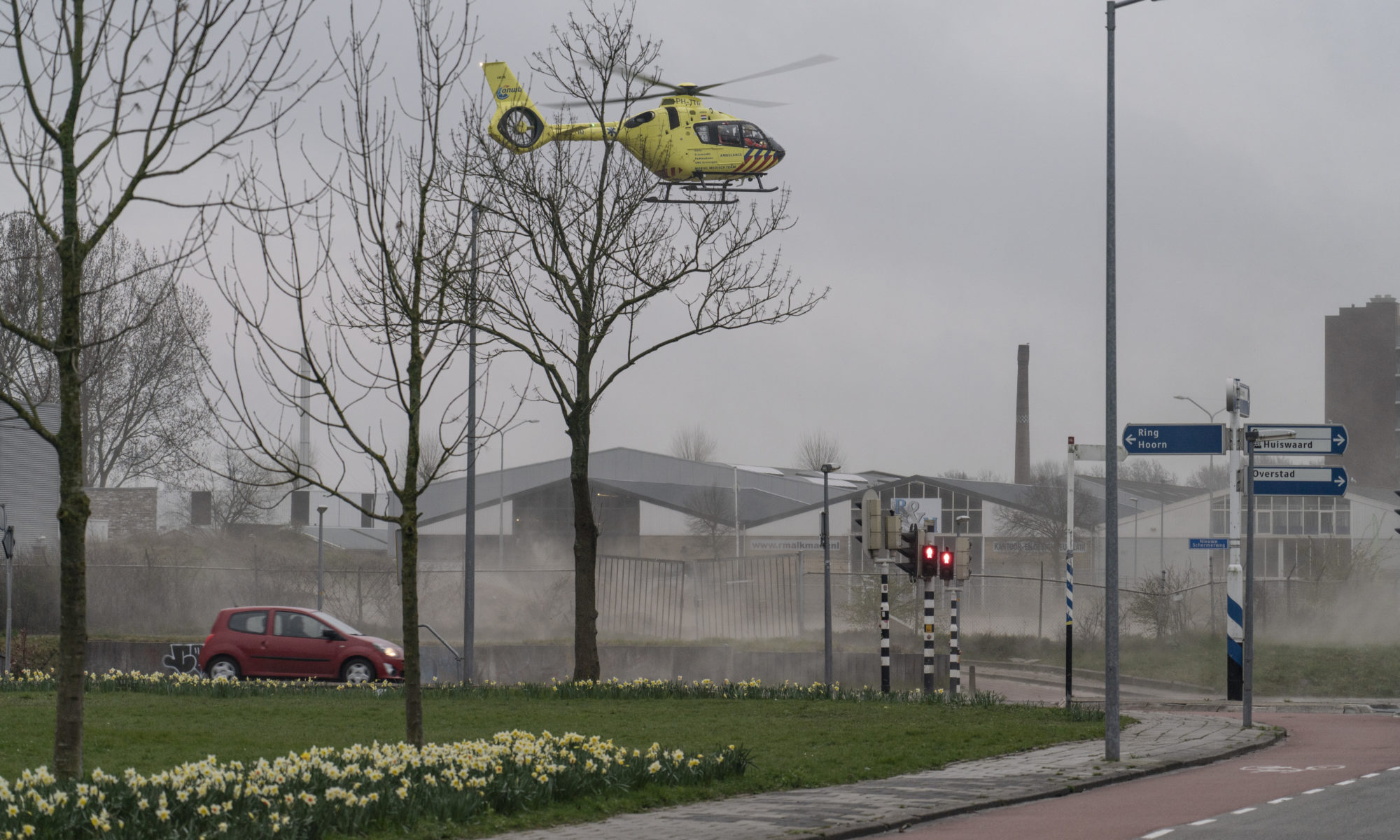 Slachtoffer binnenbrand Biesboschstraat zwaar gewond; traumaheli ter plaatse