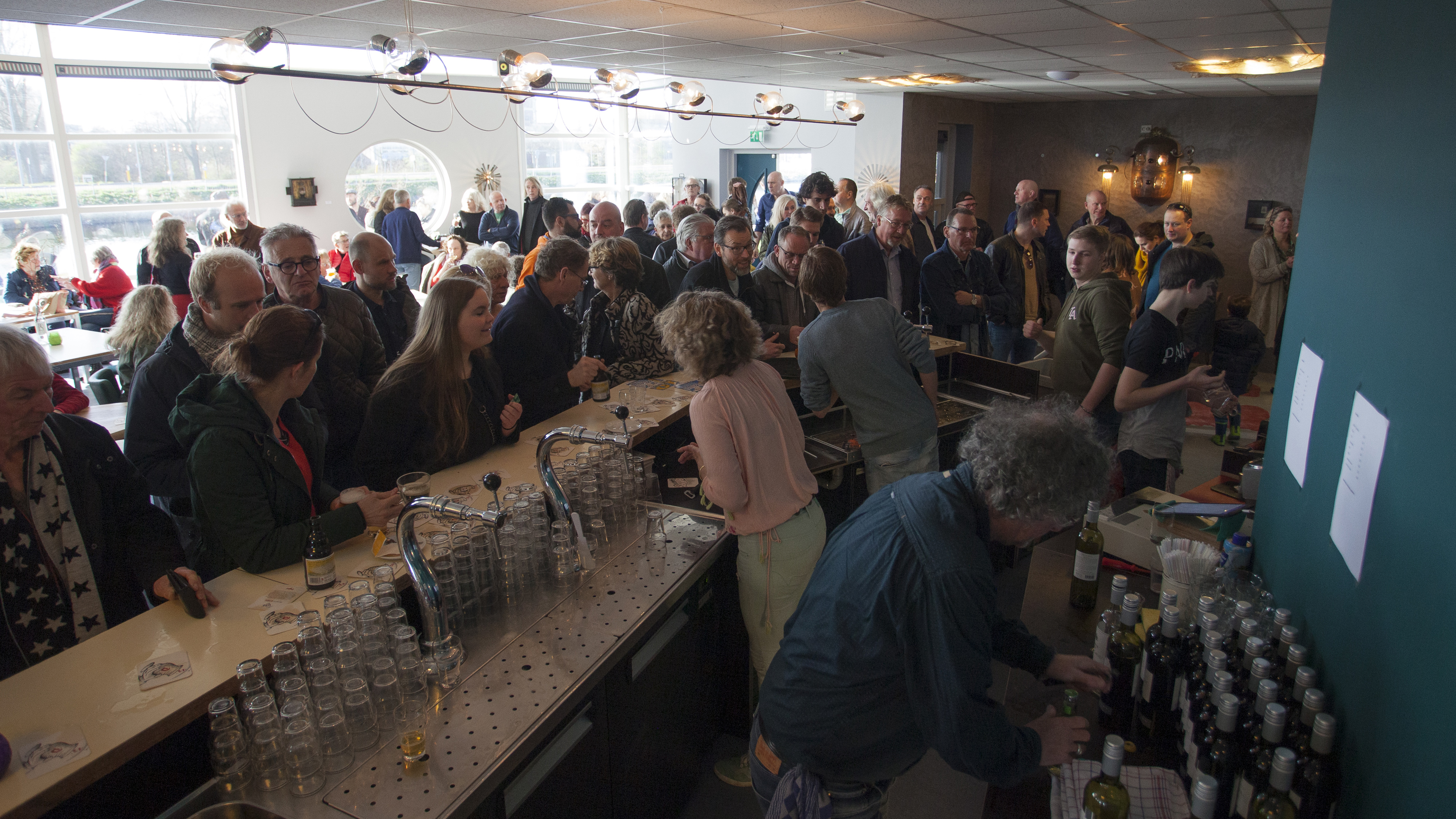 Nieuwe kantine 'Waterkant' druk bezocht tijdens Open Huis