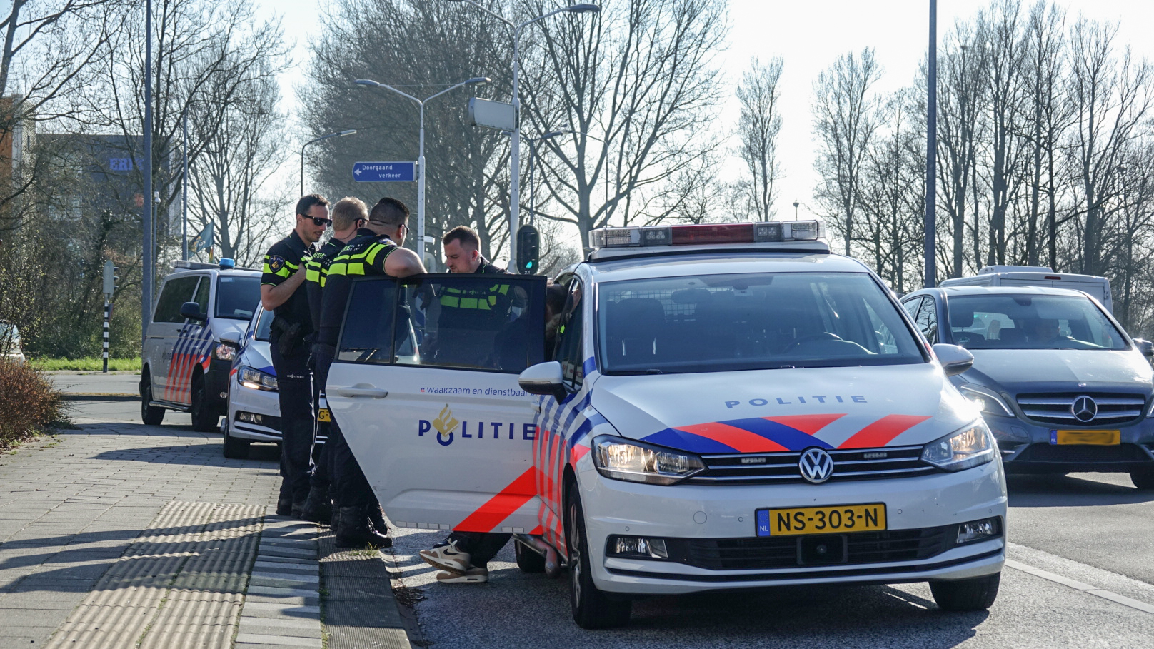 Politie rijdt auto klem na 'signalering verboden wapenbezit'