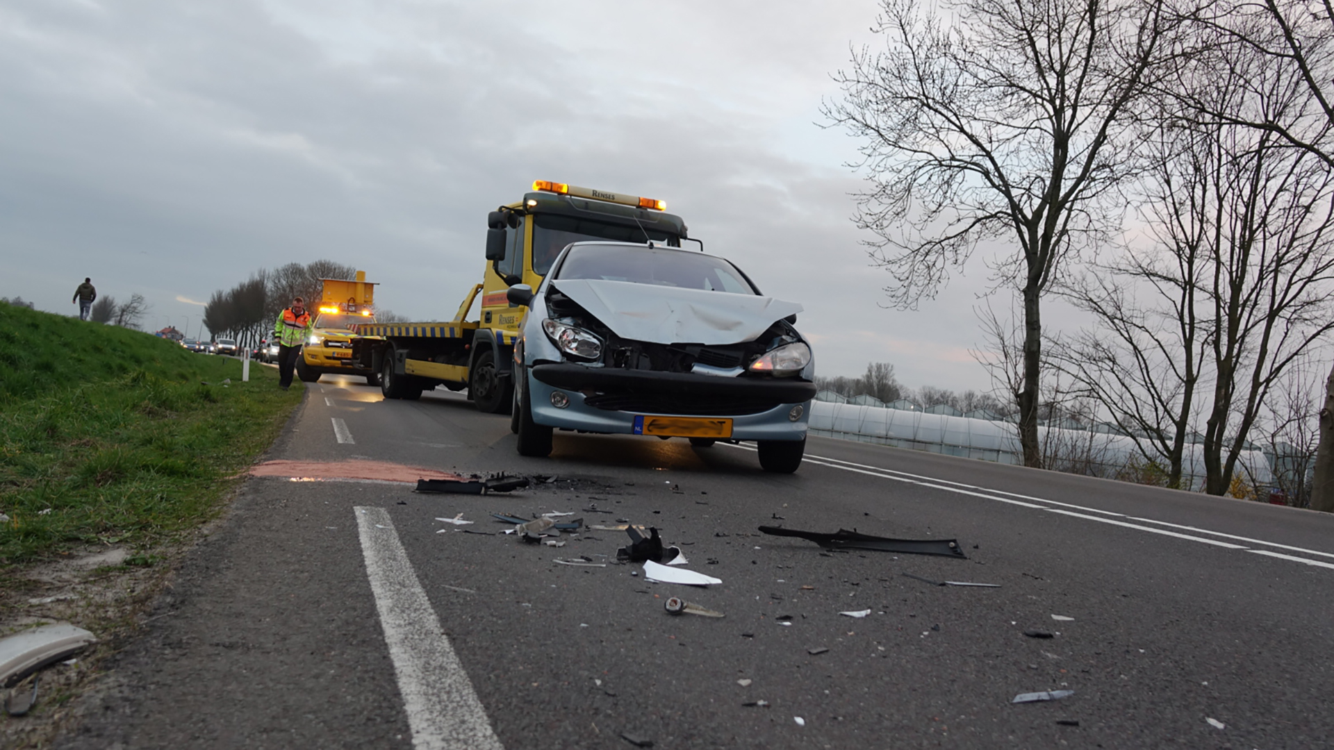 Kop-staartbotsing op N242; drie keer schade