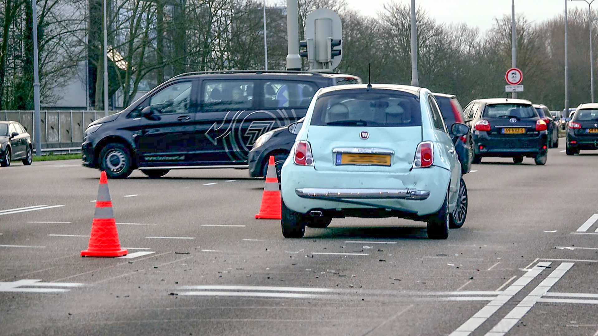 Kop-staartbotsing op N9 bij kruising met Kennemerstraatweg