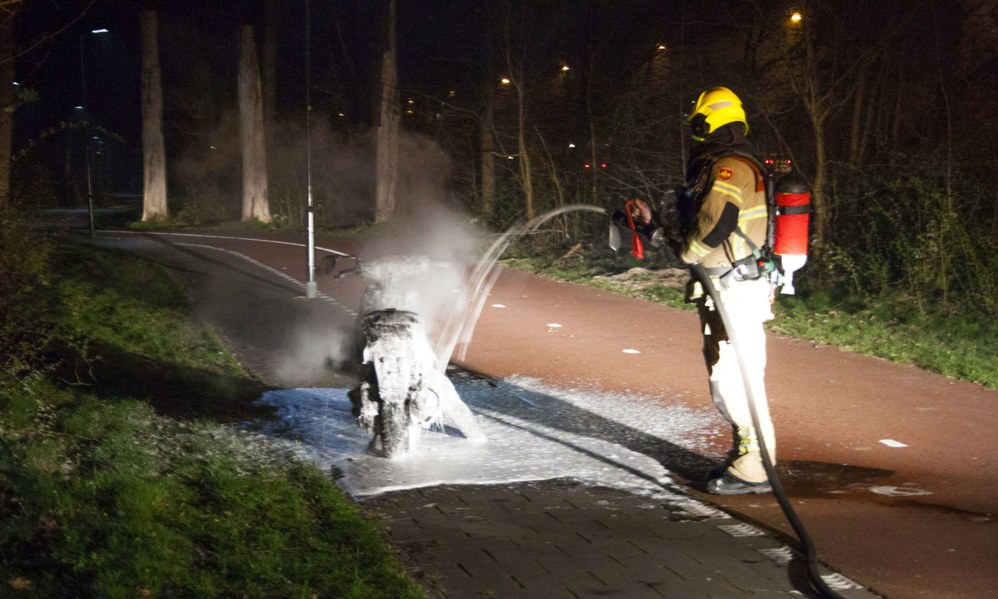 Uit water geviste scooter gaat op Oostertochtpad Heerhugowaard in vlammen op