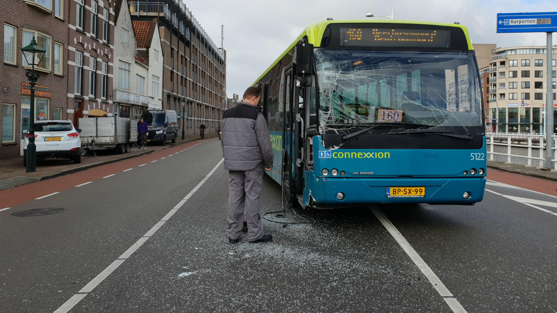 Vrouw gewond bij botsing met Connexxion bus Alkmaarse Kanaalkade