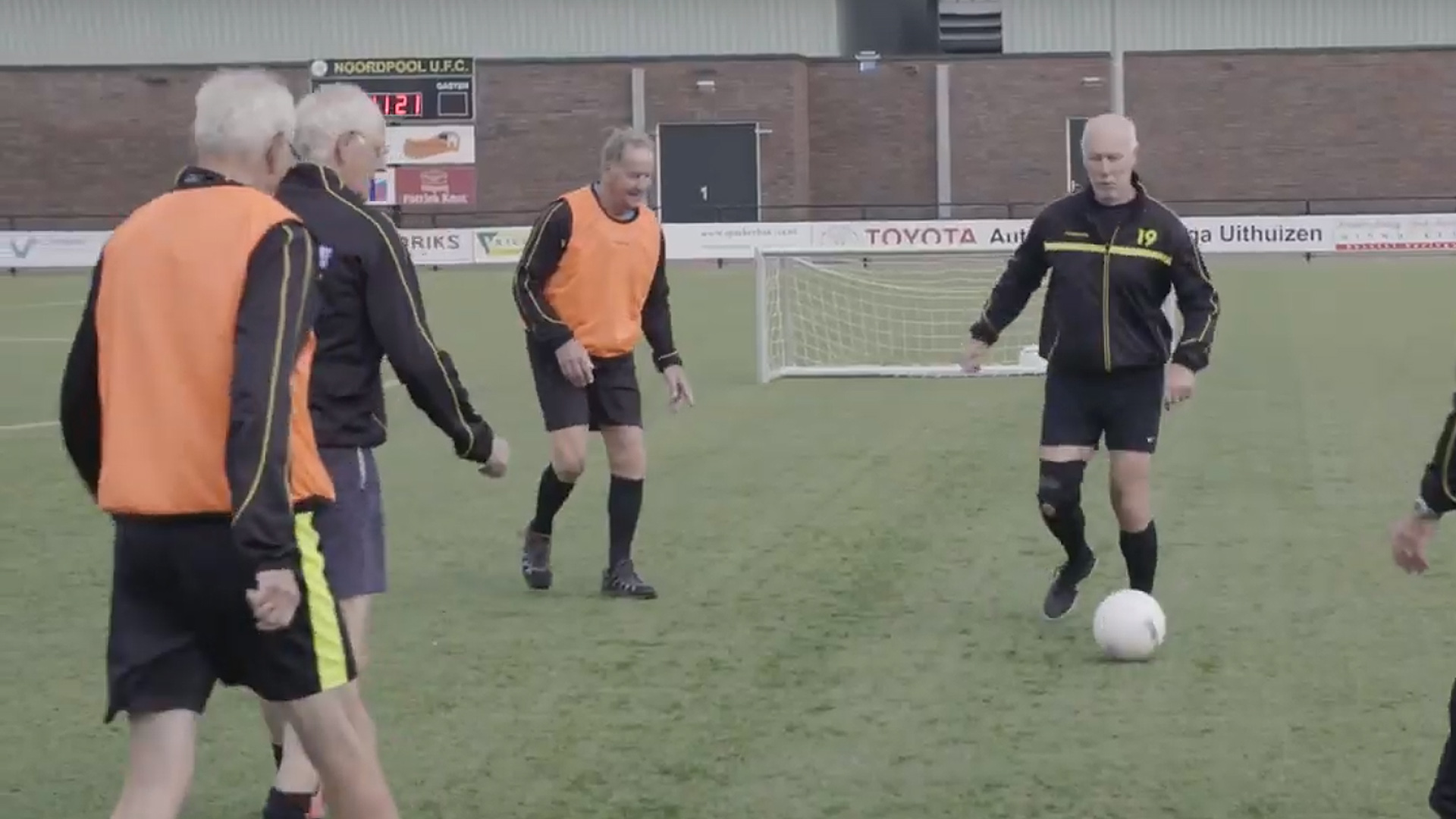 Kick-off OldStars walking football bij Alkmaarsche Boys