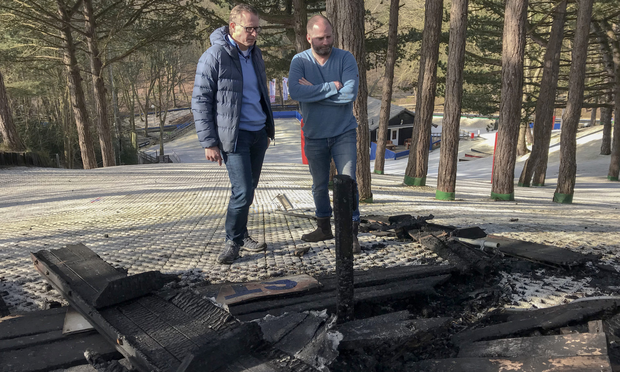 Zes minderjarige Alkmaarders opgepakt voor brandstichting bij skibaan Il Primo in Bergen