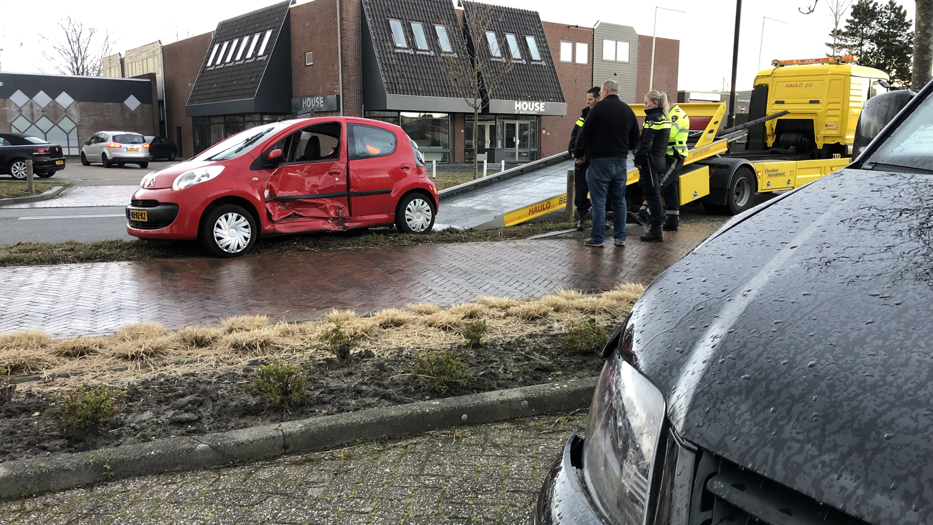 Afslaande bestuurder geramd op Industriestraat tijdens inhaalactie