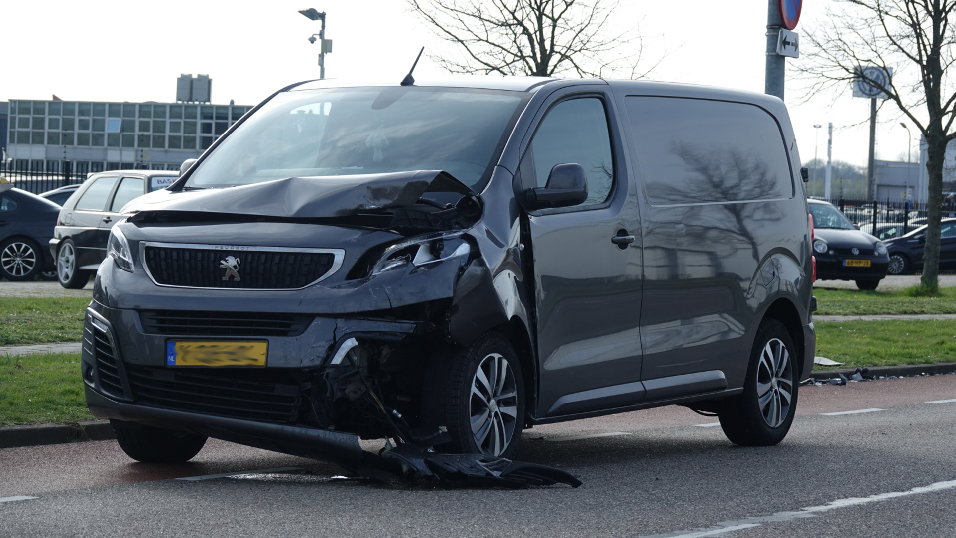 Kop-staartbotsing met veel blikschade op Smaragdweg in Alkmaar