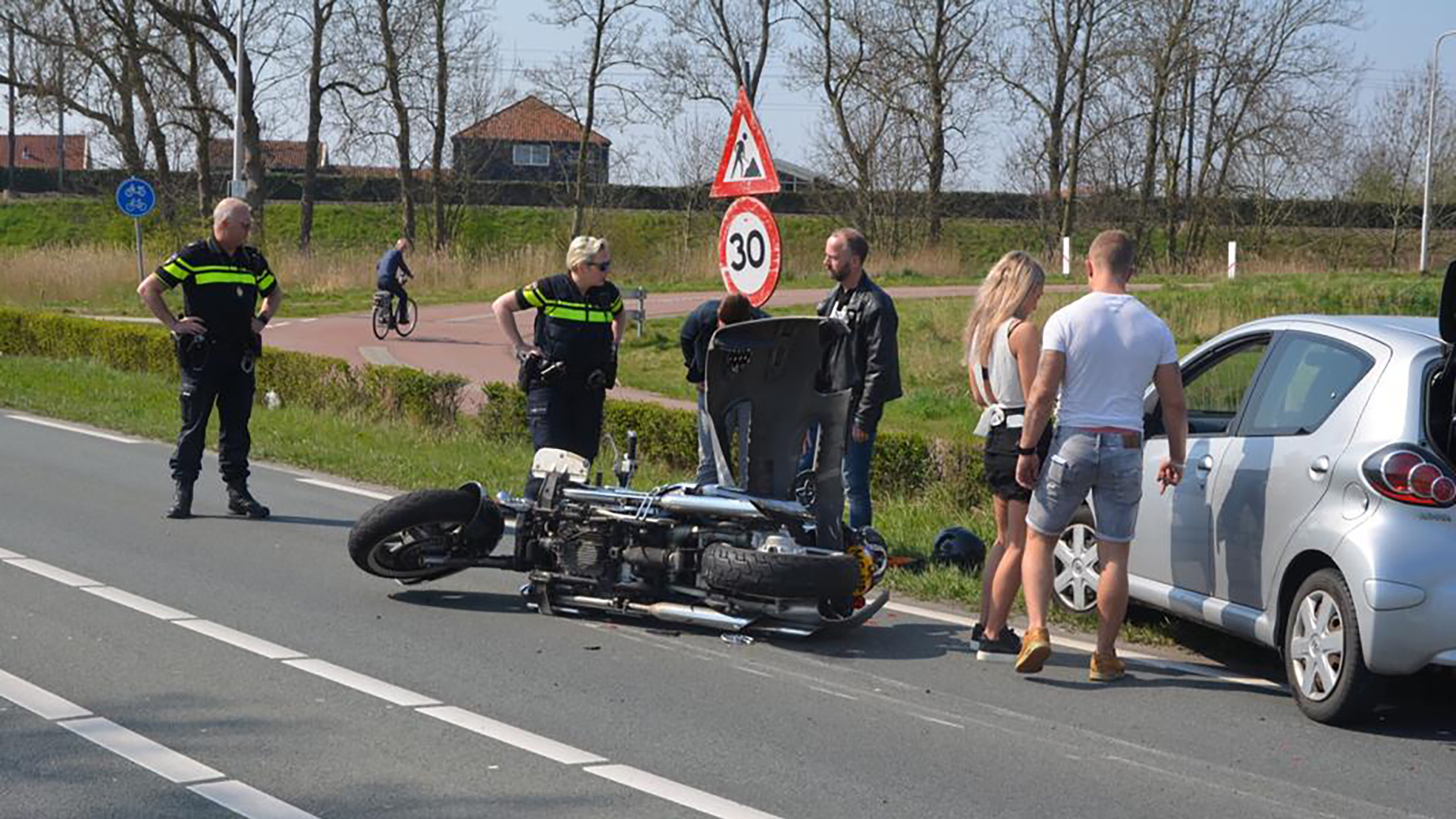 Kop-staartbotsing tussen auto en motor op N242