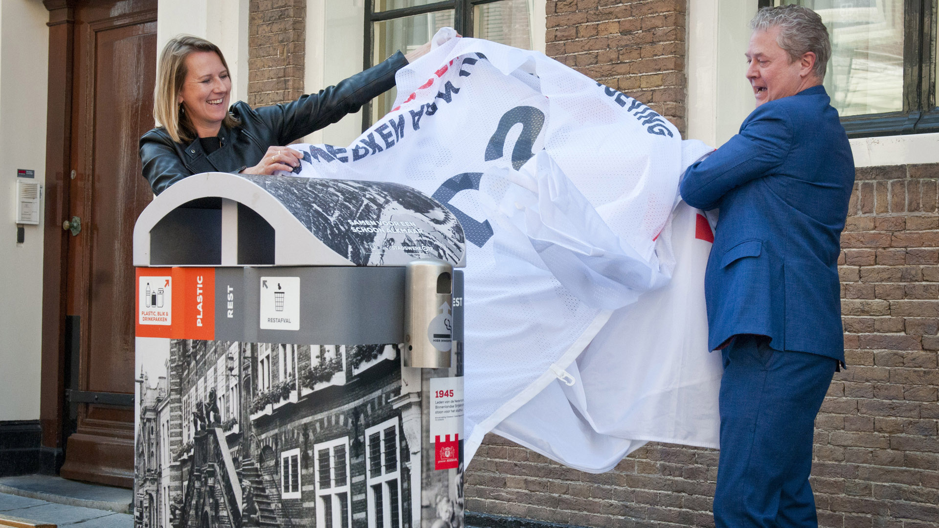 Onthulling eerste gedecoreerde afvalbak in Langestraat Alkmaar