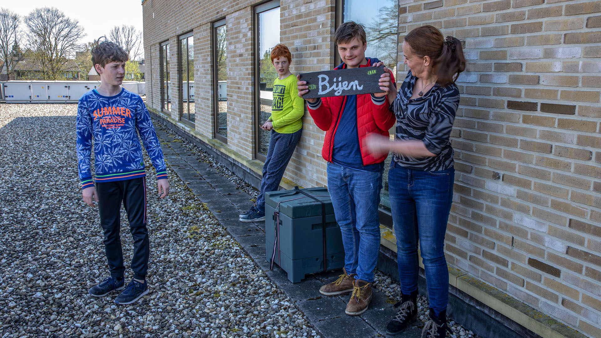 Leerlingen Heliomare College plaatsen bijenkast op schooldak