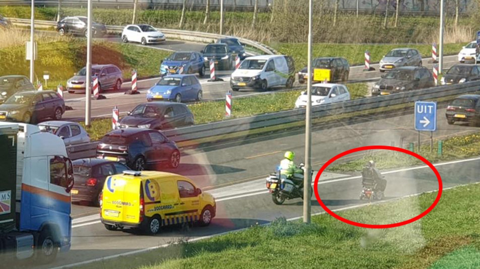 Man rijdt met scootmobiel over N242: "Veilig van de weg gehaald"