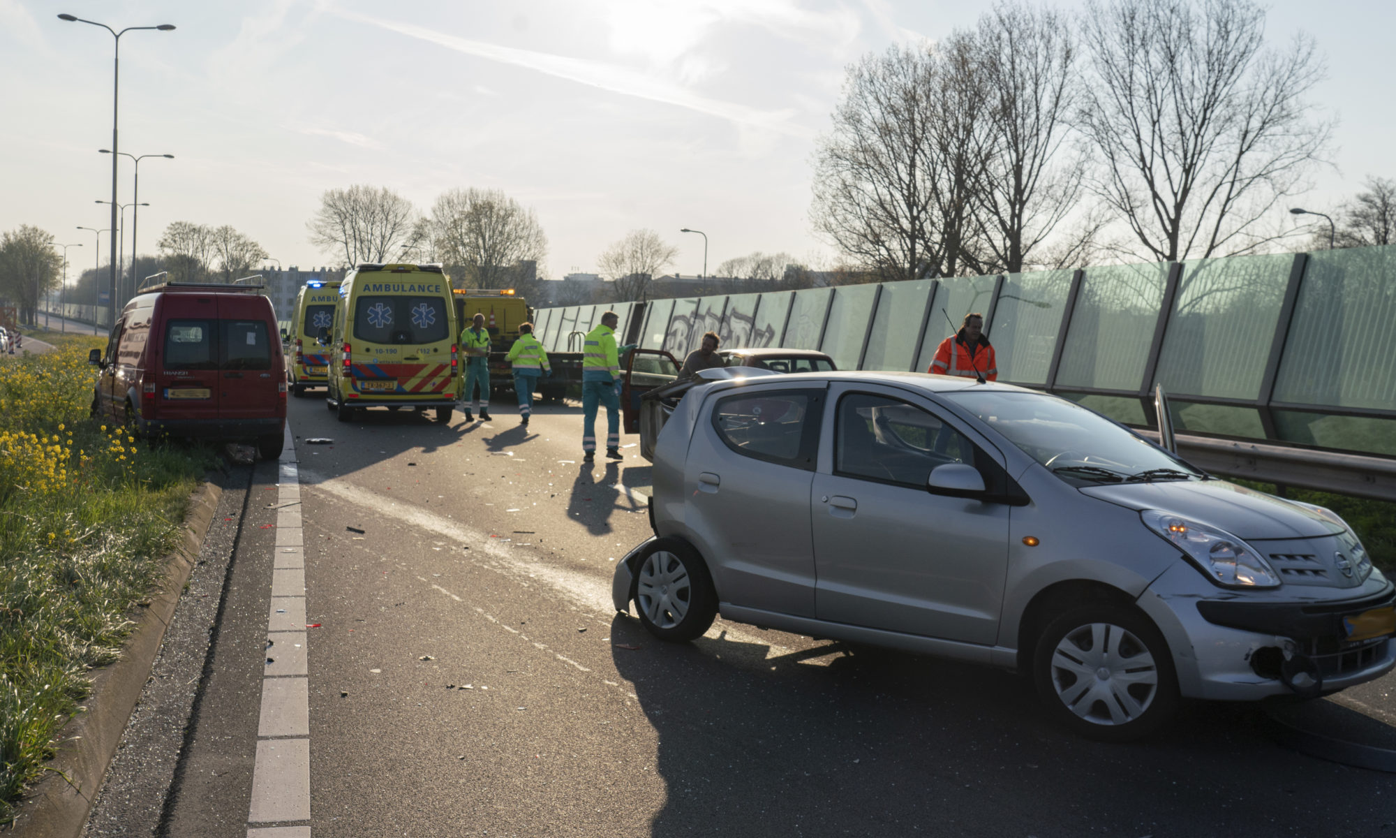 Bestelbus klapt op N242 op rij stilstaande auto's bij afslag AFAS Stadion