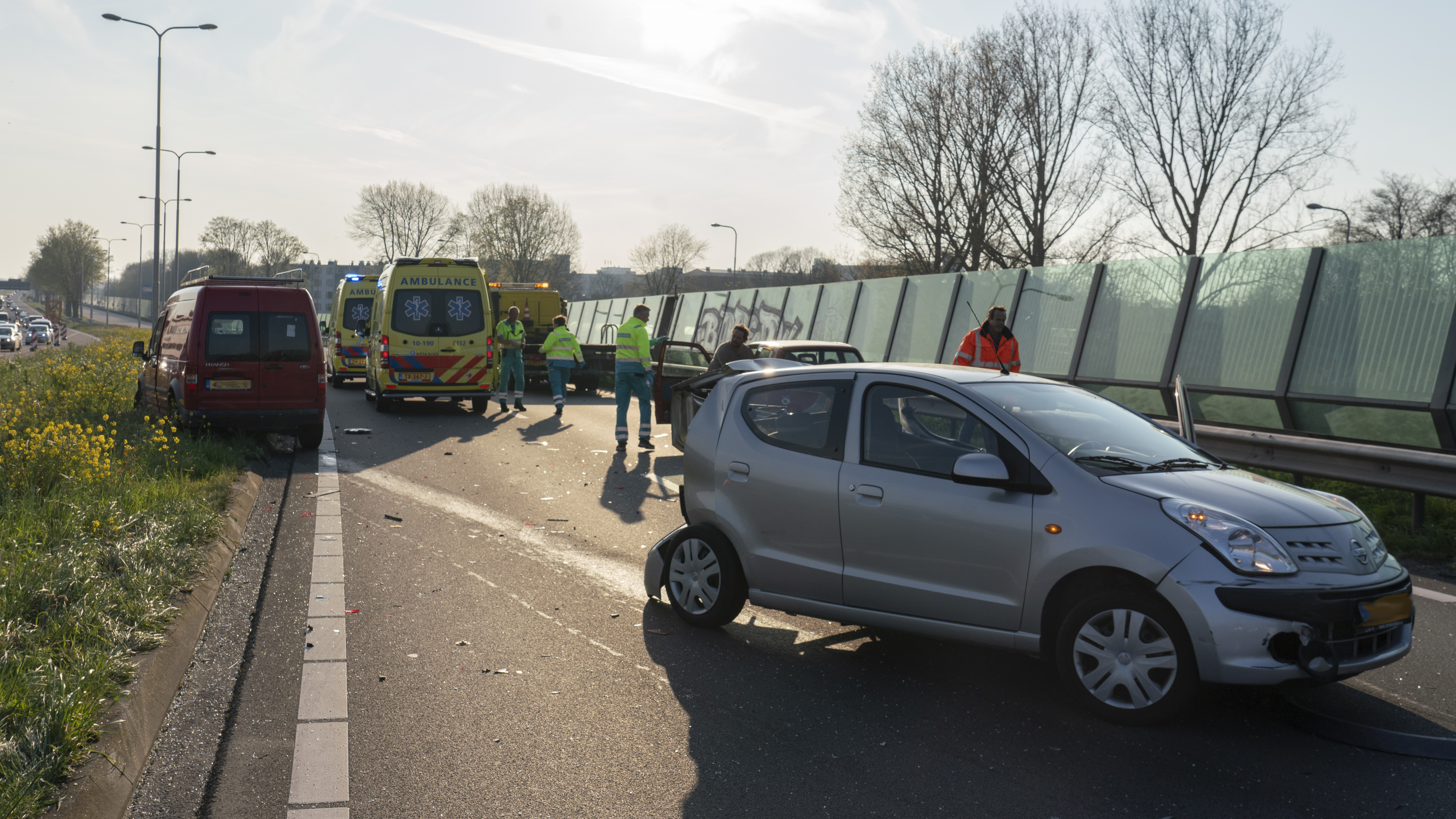 Bestelbus klapt op N242 op rij stilstaande auto's bij afslag AFAS Stadion