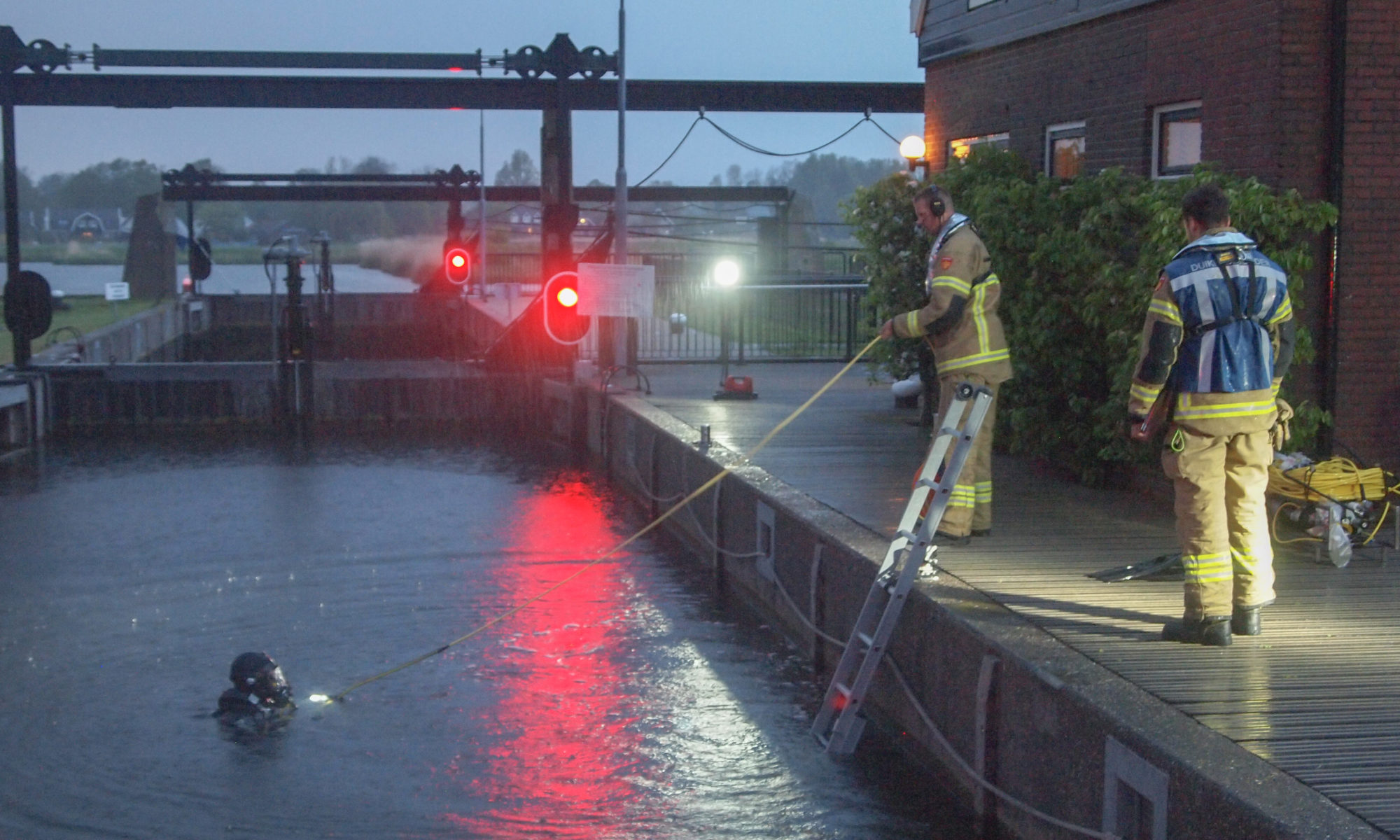 Brandweerduikers oefenen bij Sluiskade Broek op Langedijk